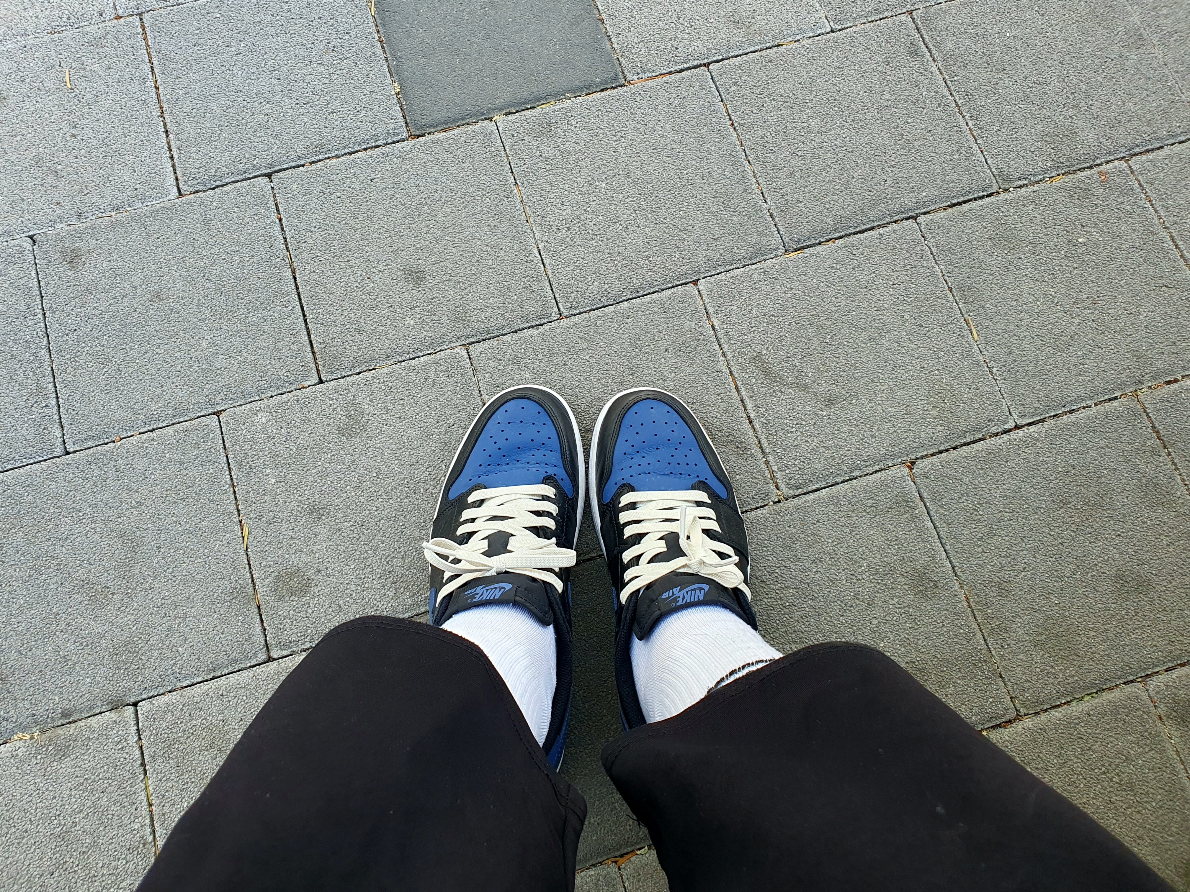 조던 1 레트로 로우 OG 미스틱 네이비 착용 스타일