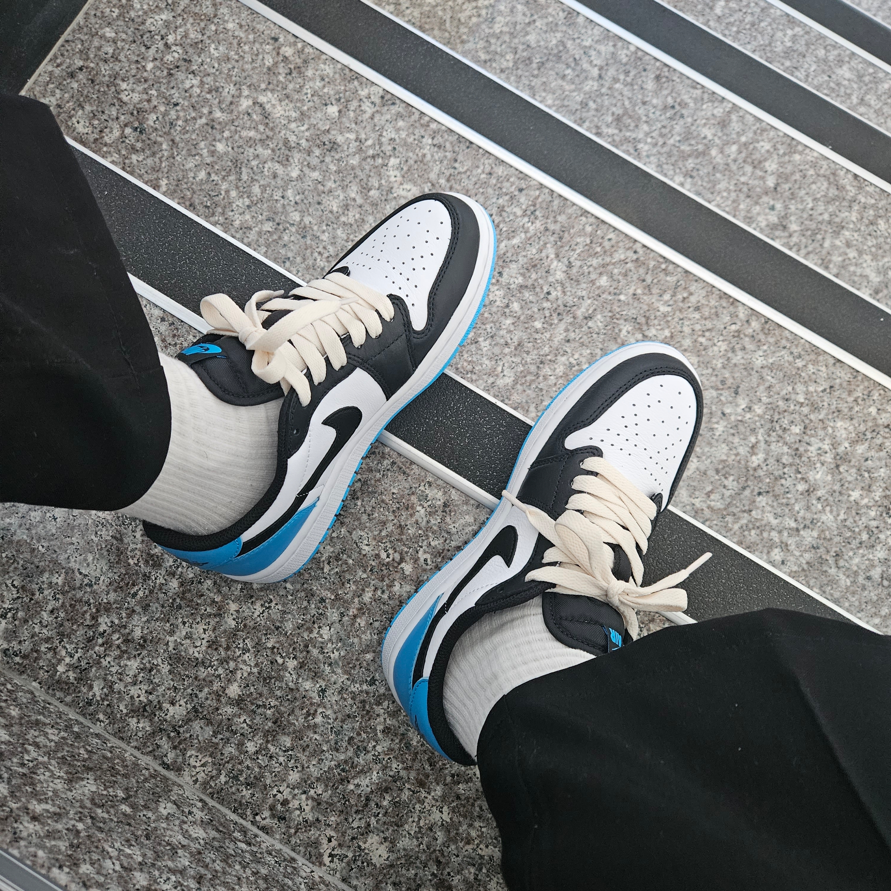 (W) Jordan 1 Retro Low OG Black and Dark Powder Blue 착용 스타일 - 2