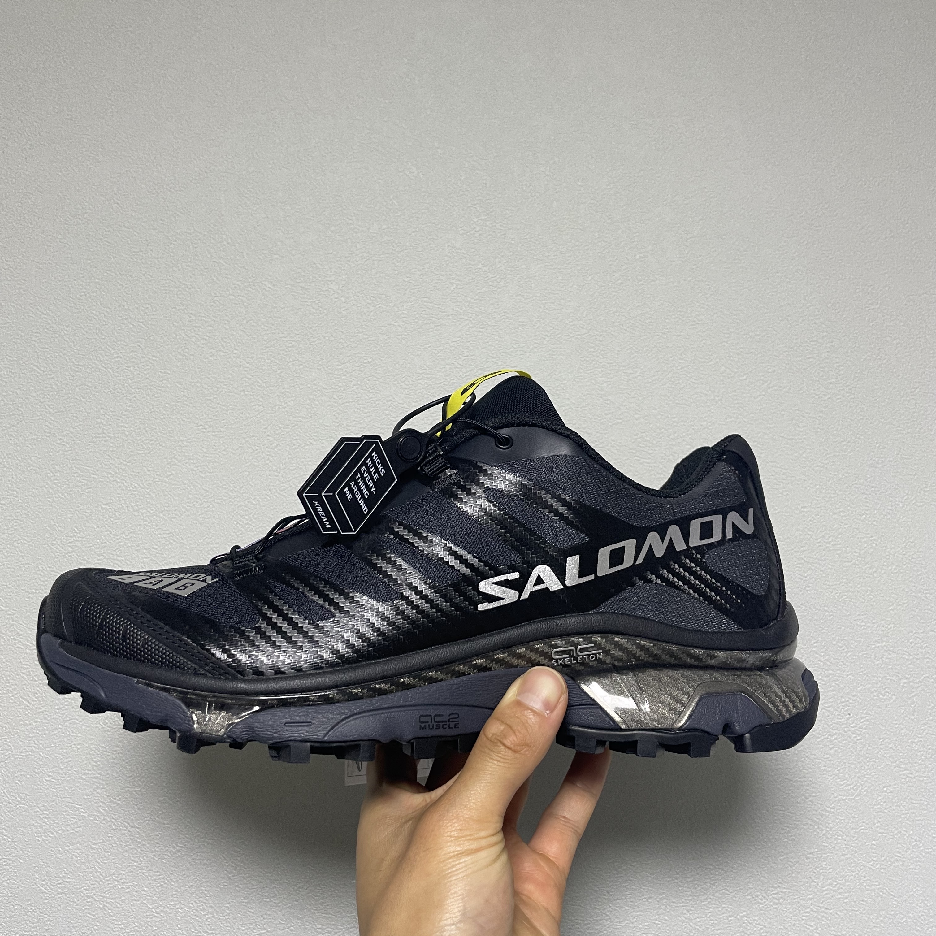 Salomon XT-4 Black Silver Metallic 착용 스타일 - 2