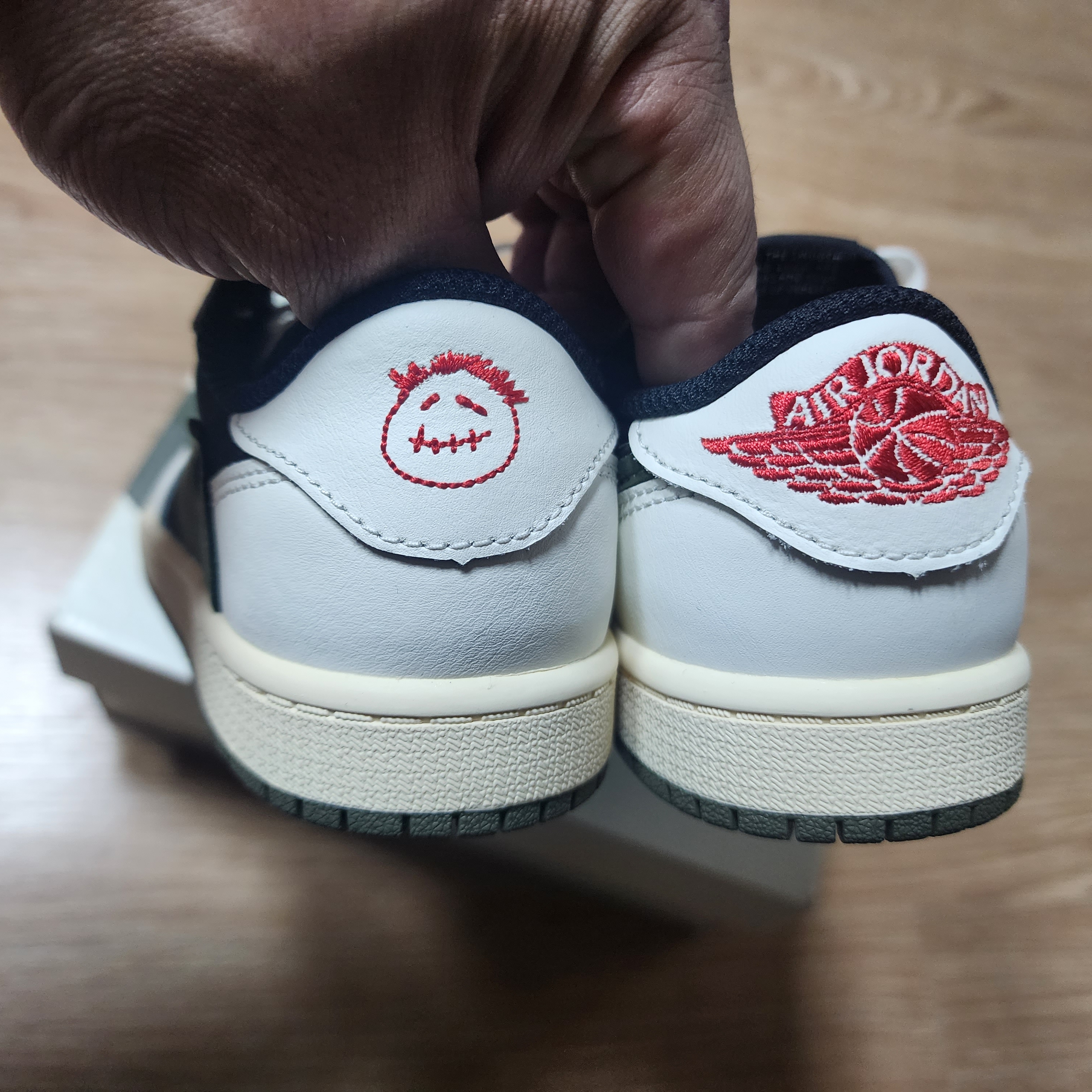 (PS) Jordan 1 x Travis Scott Retro Low OG SP Medium Olive 착용 스타일 - 1