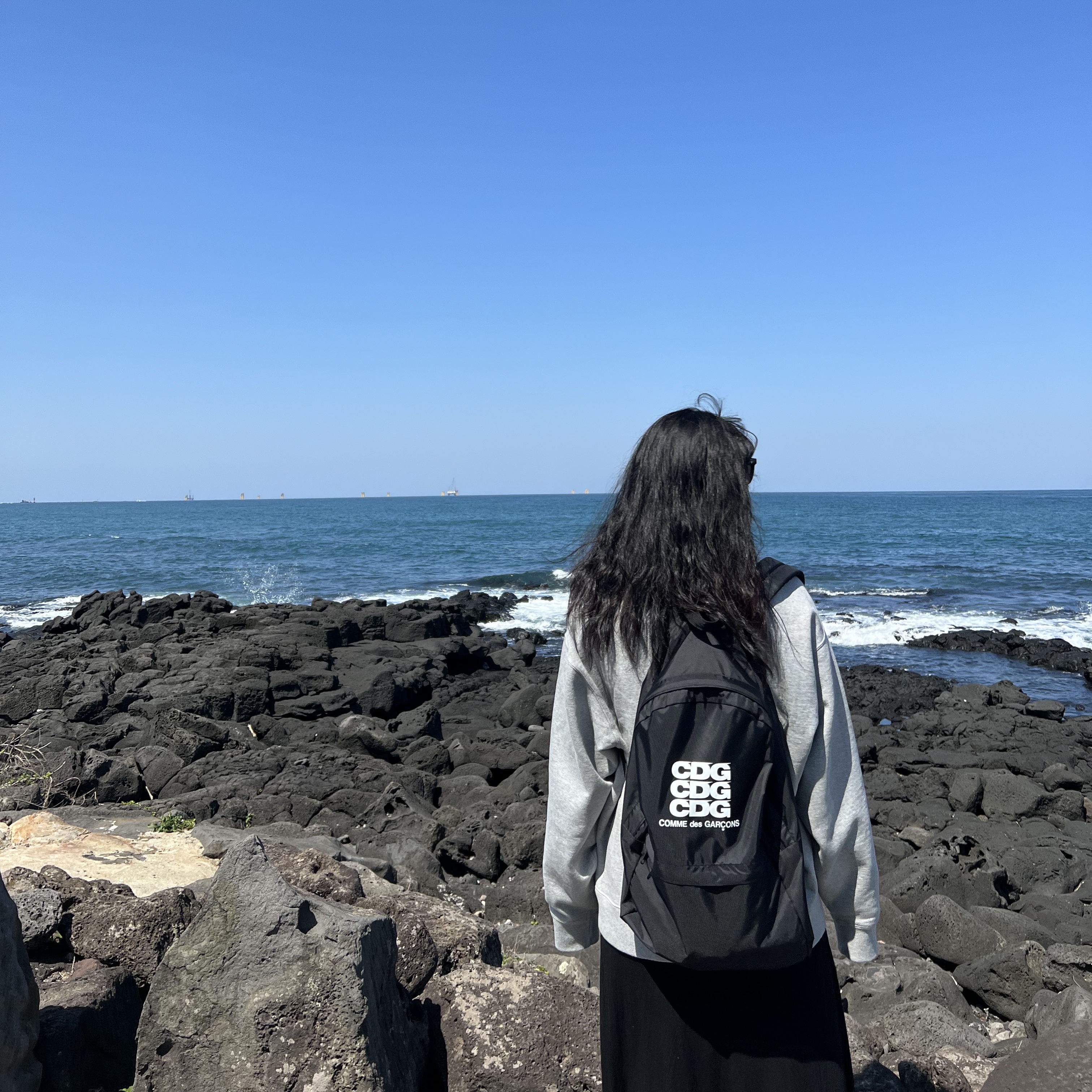 CDG Backpack Black, Nike x Stussy NRG Fleece Crewneck Dark Grey Heather (DO9337-063) 착용 스타일 - 2