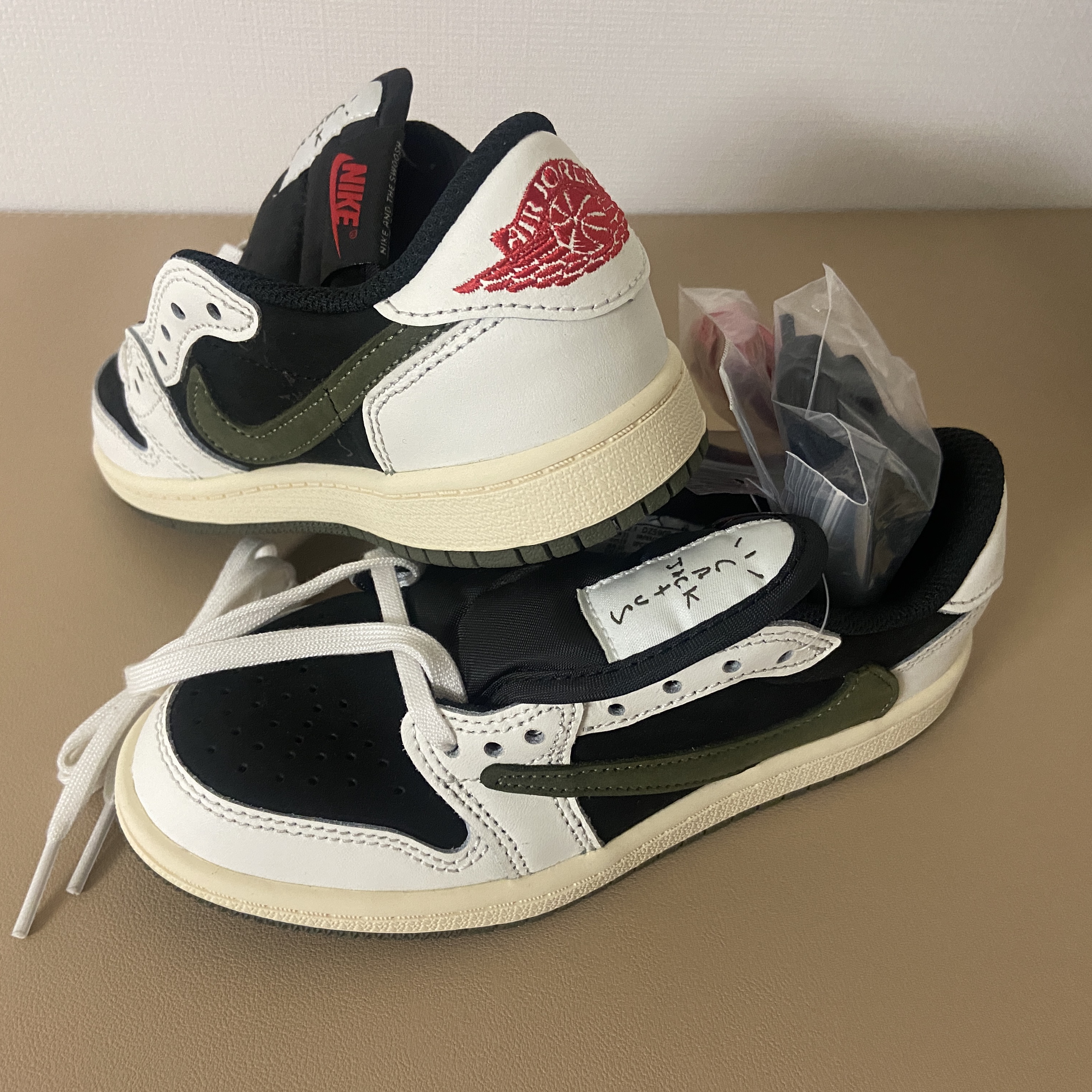 (PS) Jordan 1 x Travis Scott Retro Low OG SP Medium Olive 착용 스타일 - 1