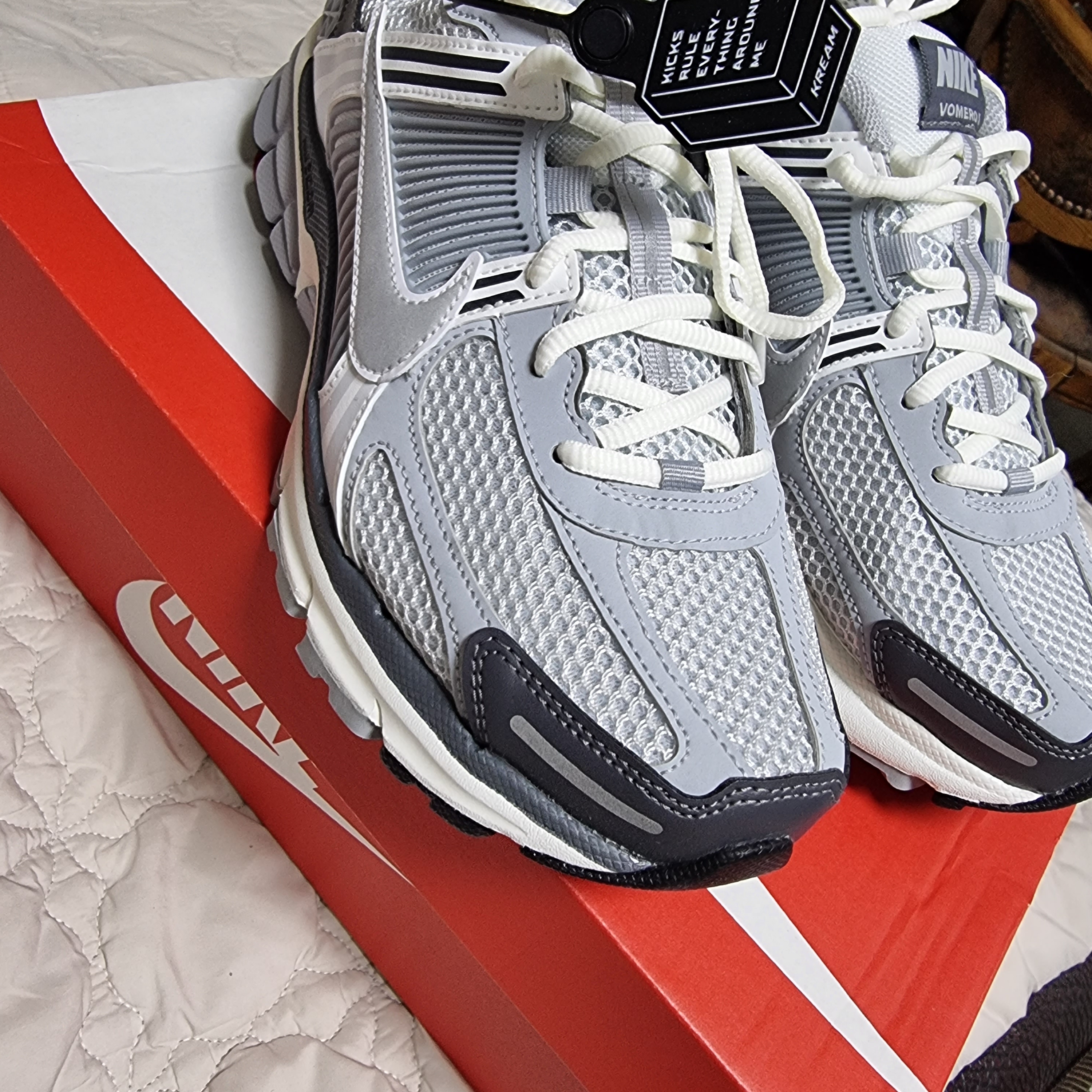 (W) Nike Zoom Vomero 5 Pure Platinum Metallic Silver 착용 스타일