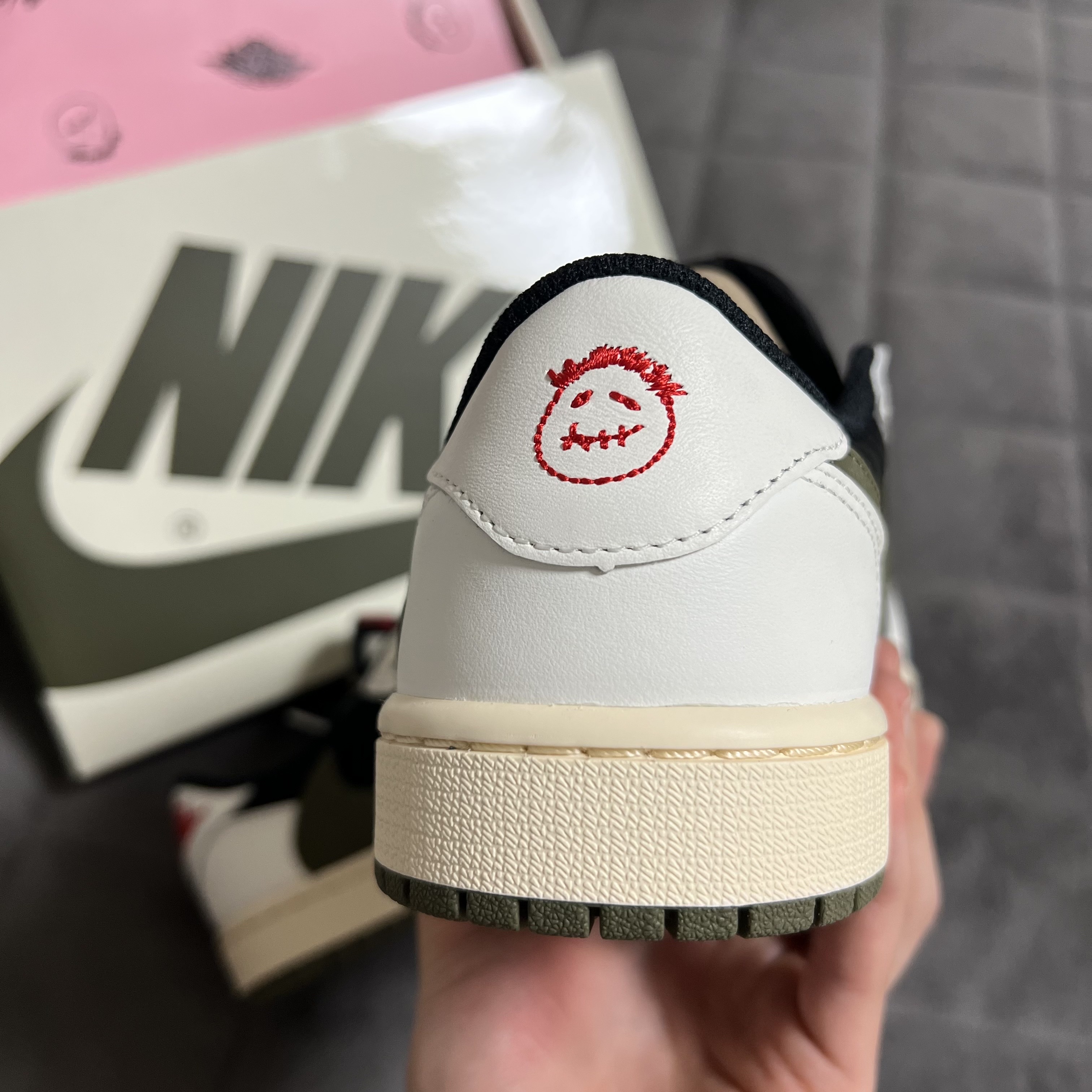 (W) Jordan 1 x Travis Scott Retro Low OG SP Medium Olive 착용 스타일 - 3