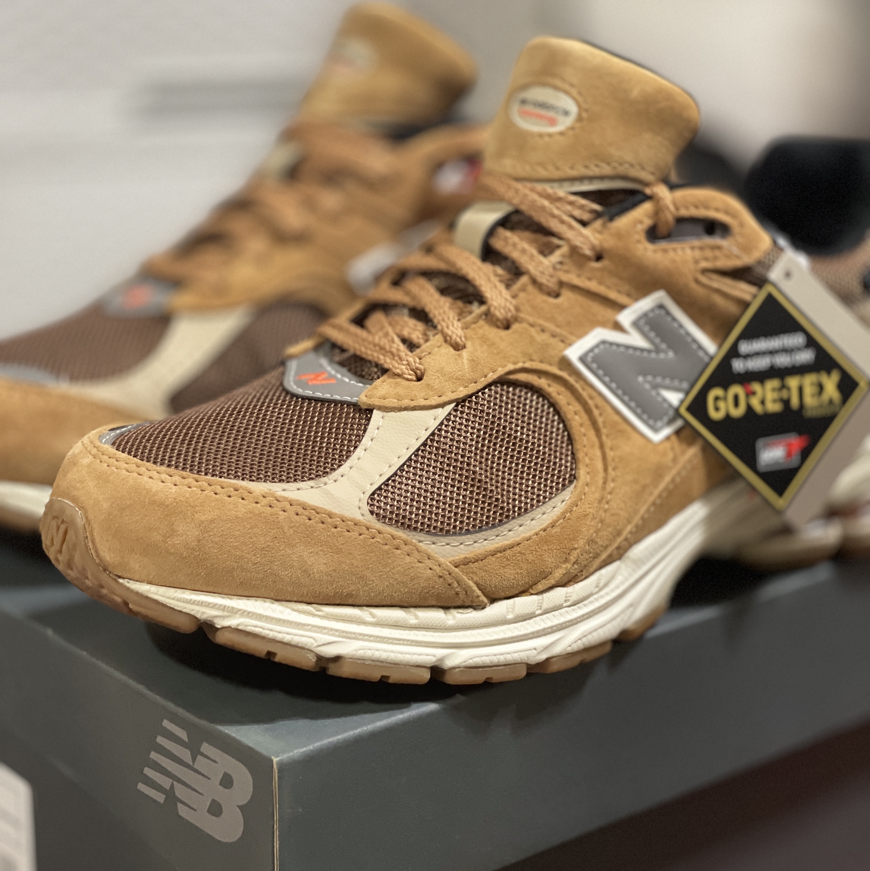 New Balance 2002R Gore-Tex Tobacco 착용 스타일