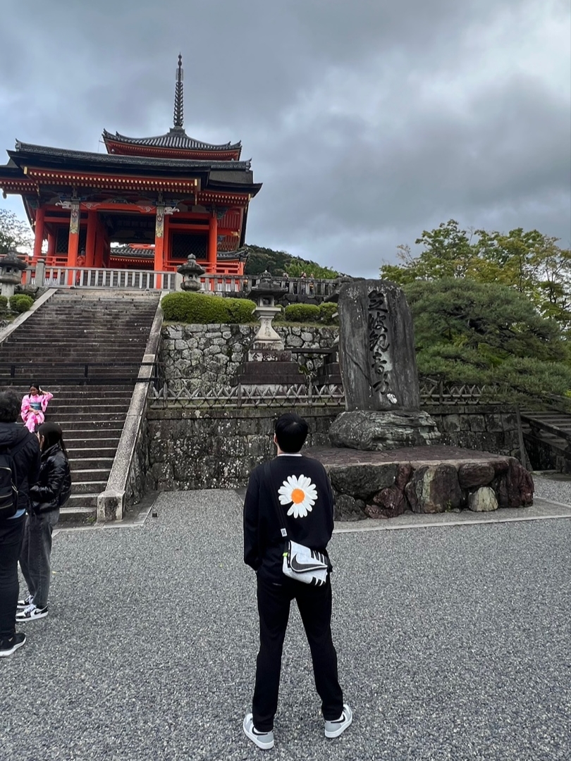 Nike x Peaceminusone LS T-Shirt Black (DR0098-010), Jordan 1 Mid Light Smoke Grey 착용 스타일 - 1