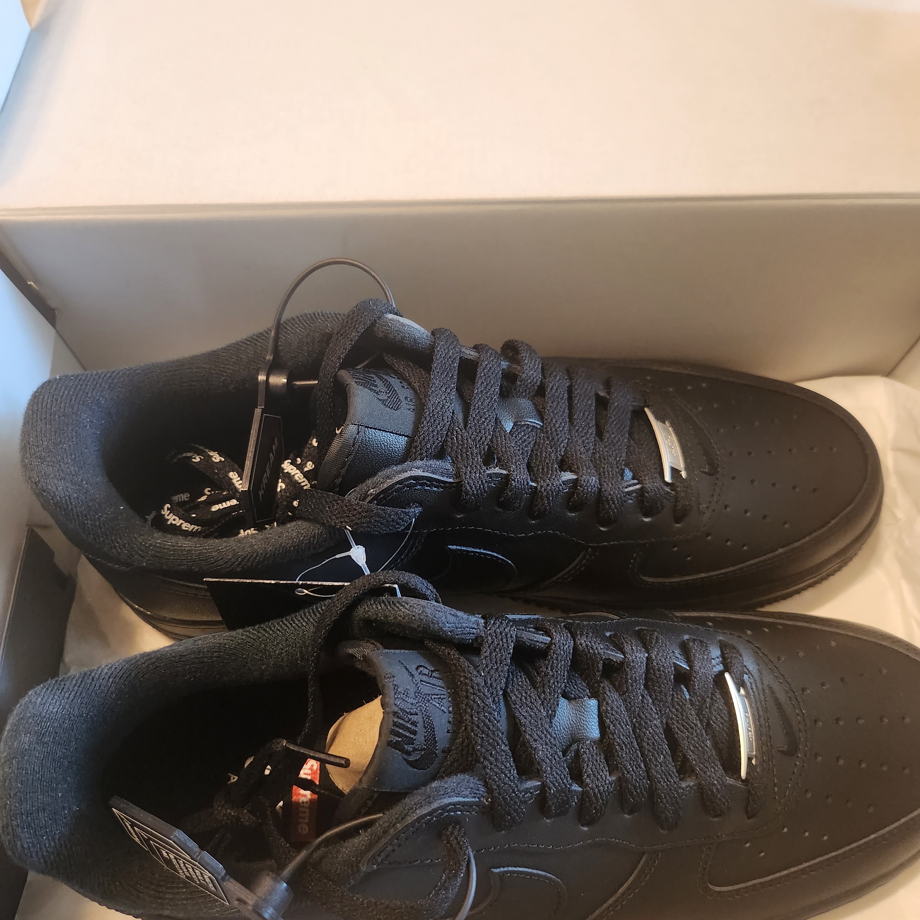 Nike x Supreme Air Force 1 Low Black 착용 스타일 - 2