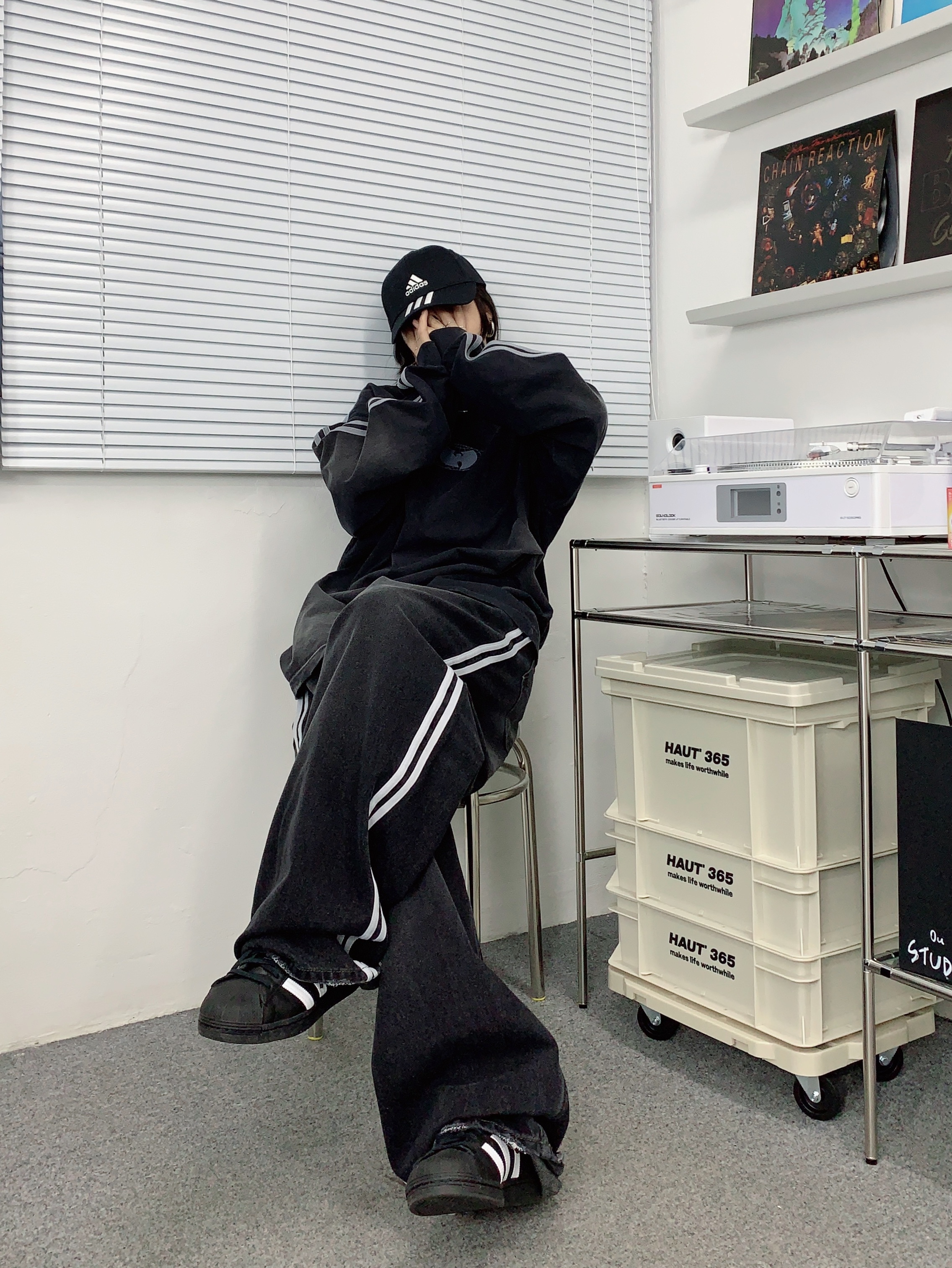 Adidas Superstar Core Black White 착용 스타일