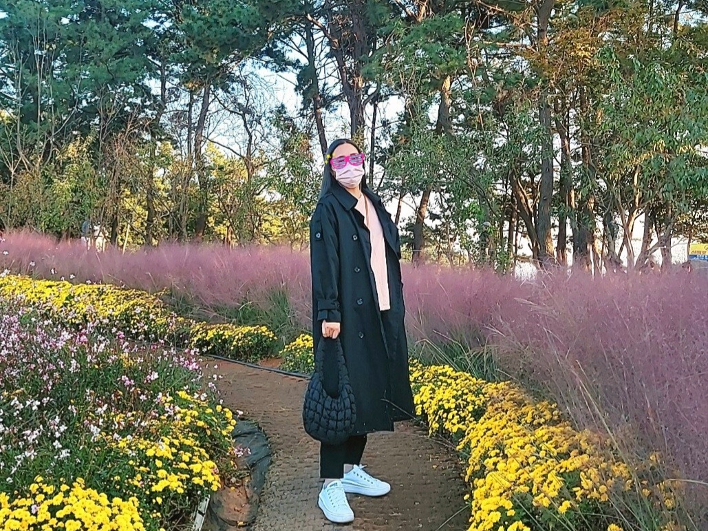 코스 퀼티드 미니백 블랙, (W) 컨버스 척 테일러 올스타 무브 로우 화이트 착용 스타일