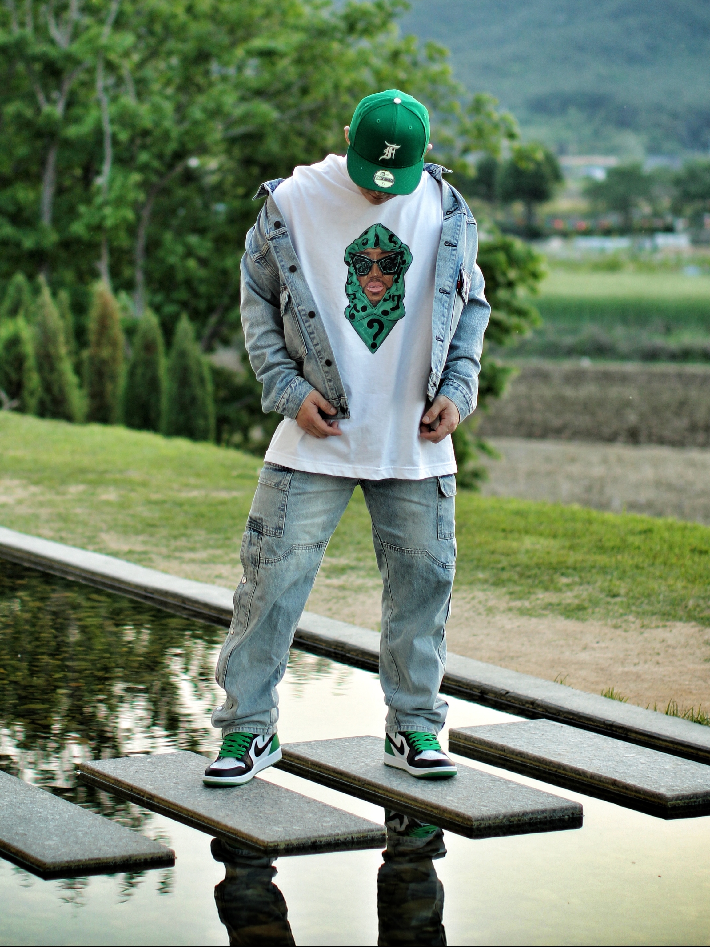 Essentials x New Era Sized Cap Kelly Green, Jordan 1 Retro High OG Black and Lucky Green 착용 스타일 - 2
