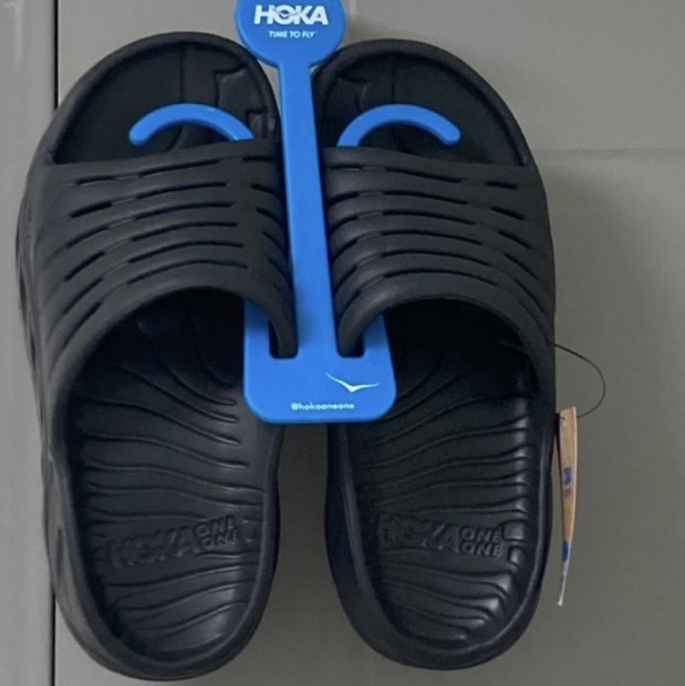 Hoka Ora Recovery Slide Black 착용 스타일