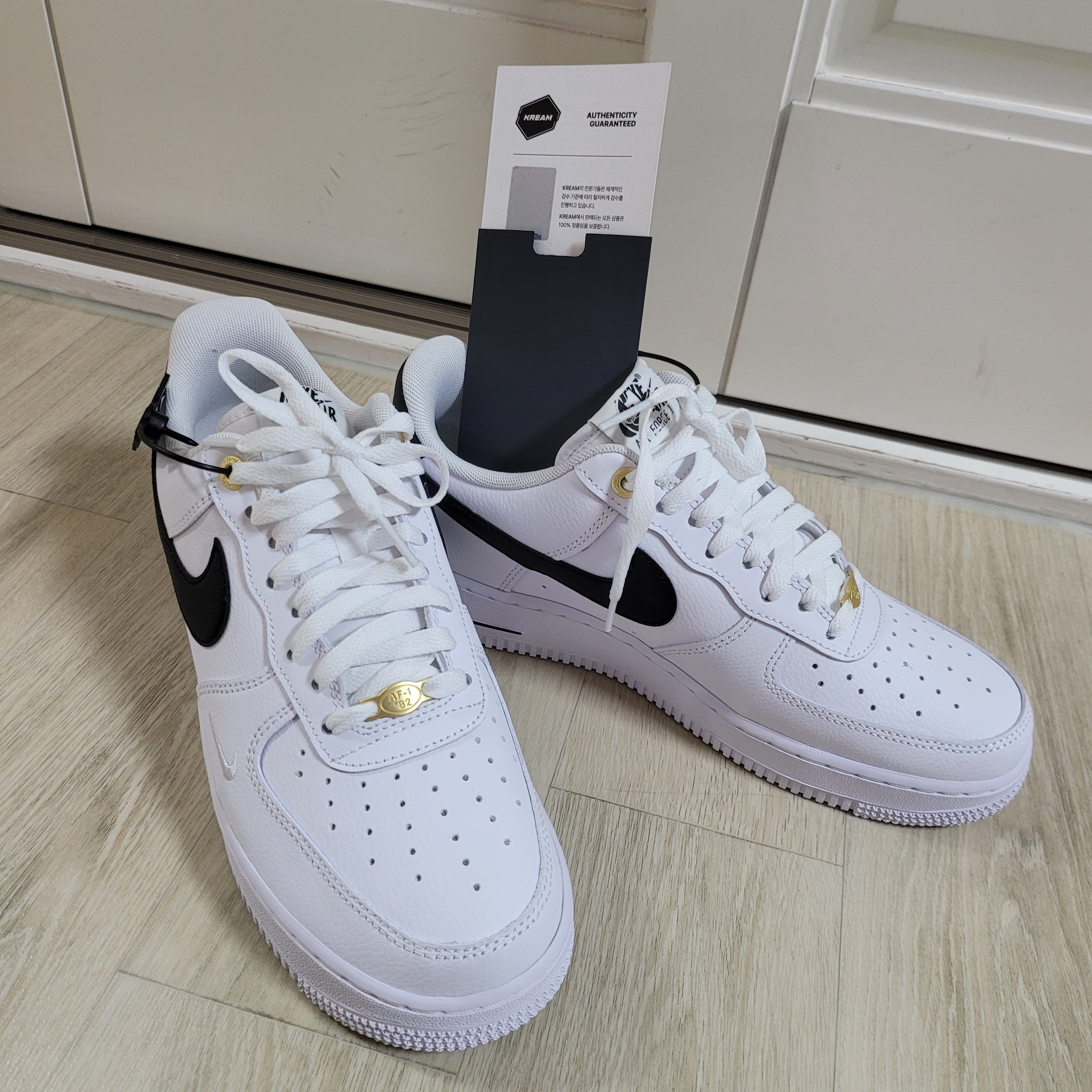 Nike Air Force 1 '07 LV8 40th Anniversary Join Forces White Black 착용 스타일 - 1