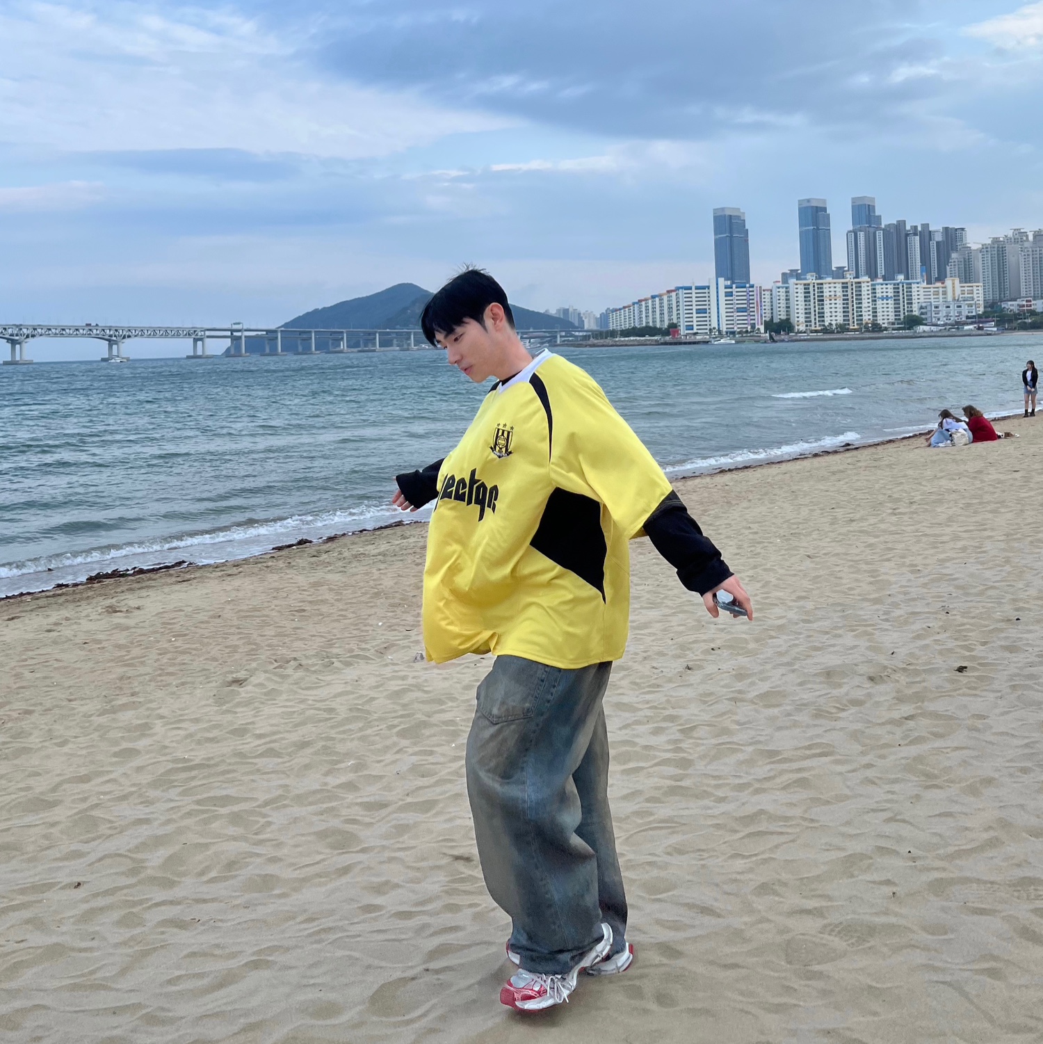 Balenciaga 3XL Sneakers White Red, Project G/R Coated Backward Denim Pants Blue 착용 스타일 - 1