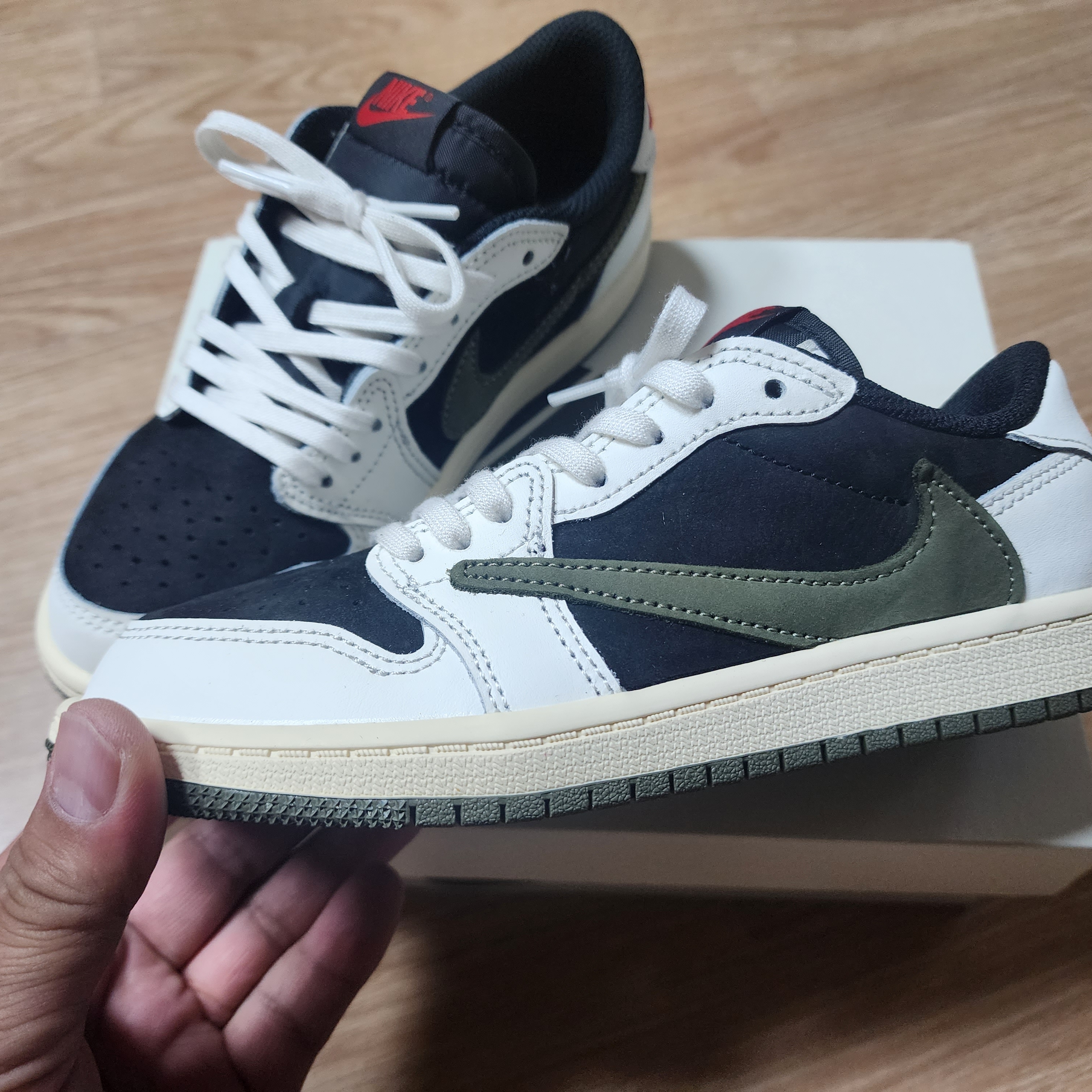 (PS) Jordan 1 x Travis Scott Retro Low OG SP Medium Olive 착용 스타일 - 2