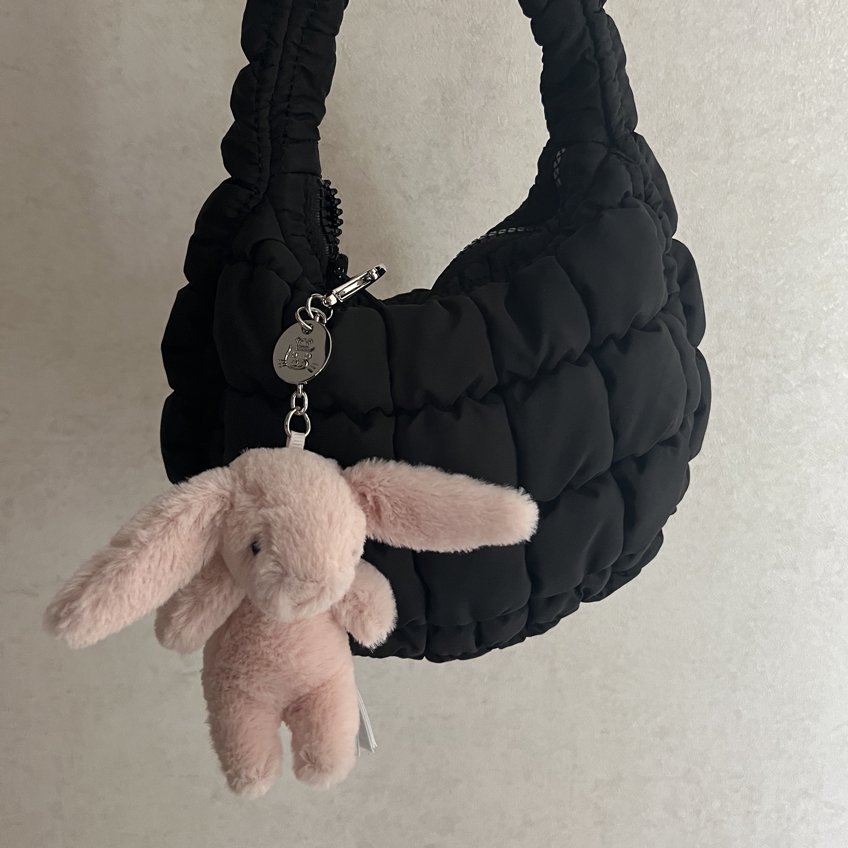 Jellycat Bashful Bunny Bag Charm Blush 착용 스타일
