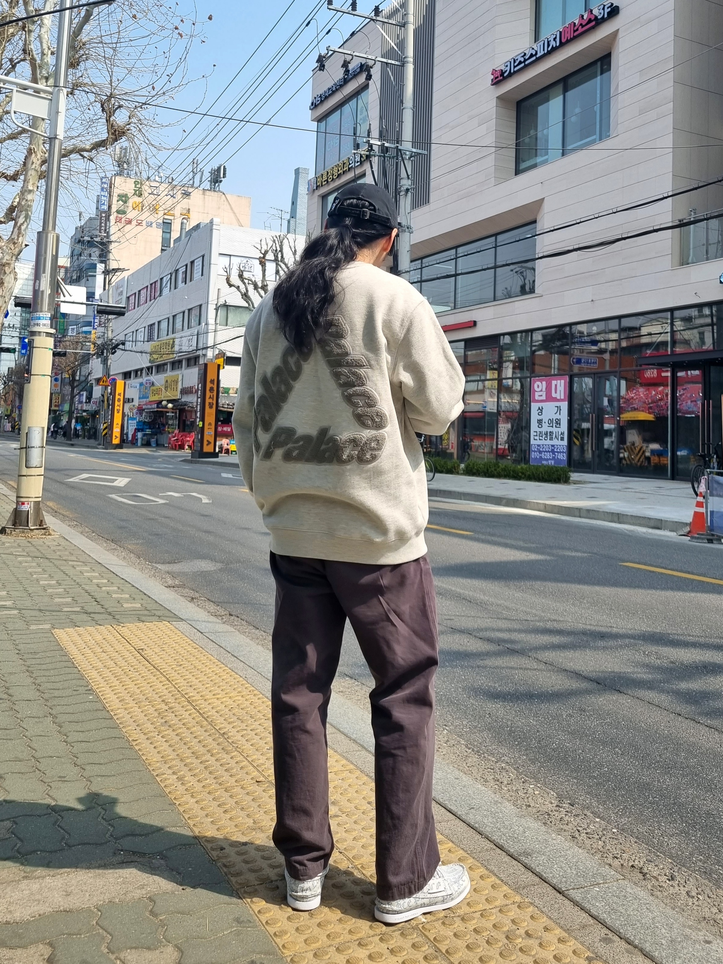 Palace P-3 Chenille Crew Grey Marl - 21SS, Palace Chilly Duck Out Denim 6-Panel Stone Wash - 20FW 착용 스타일
