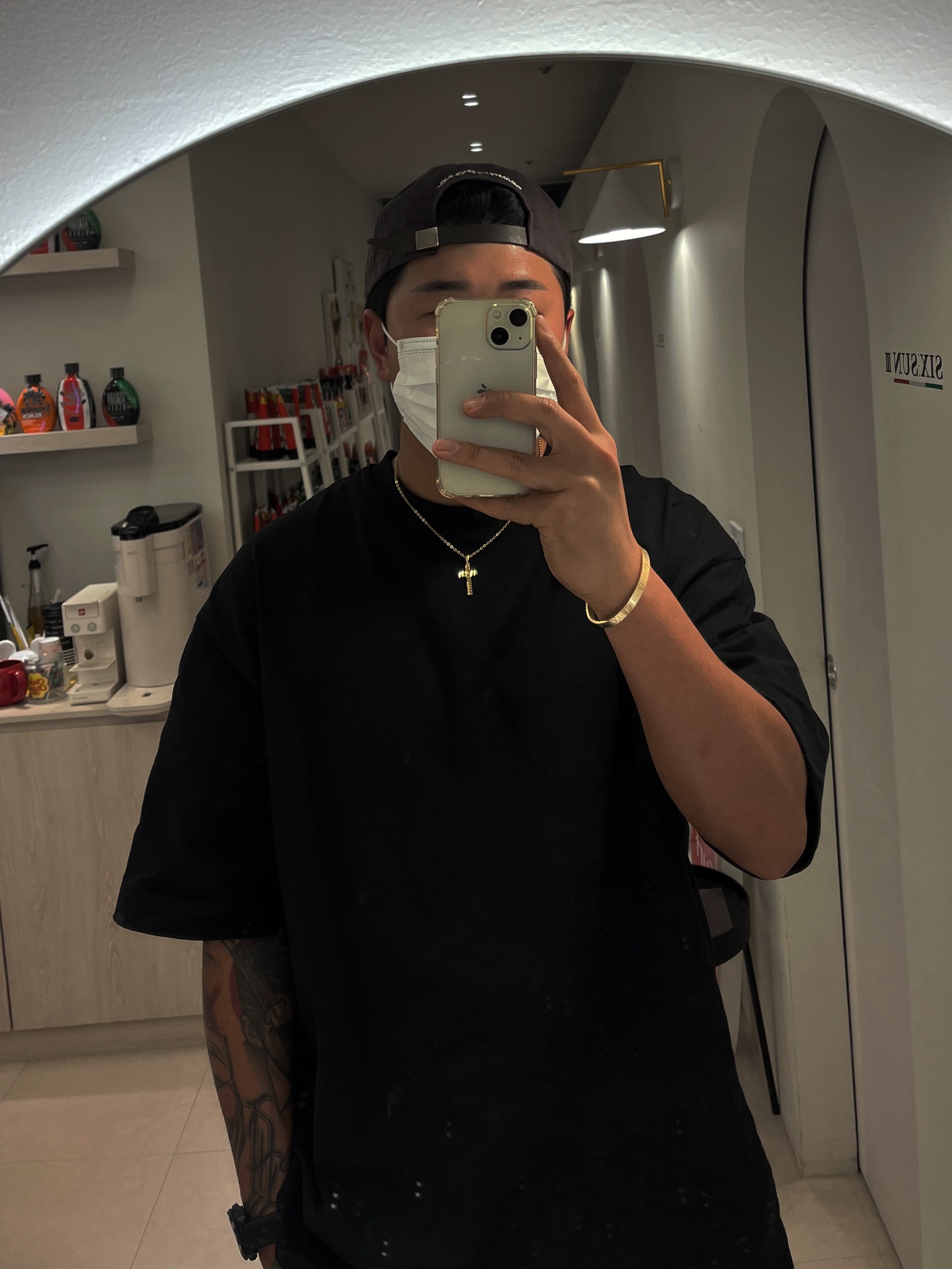 Oakley Factory Team x Brain Dead Flesh Milk Black, Cartier Love Wedding Band Yellow Gold 착용 스타일 - 2