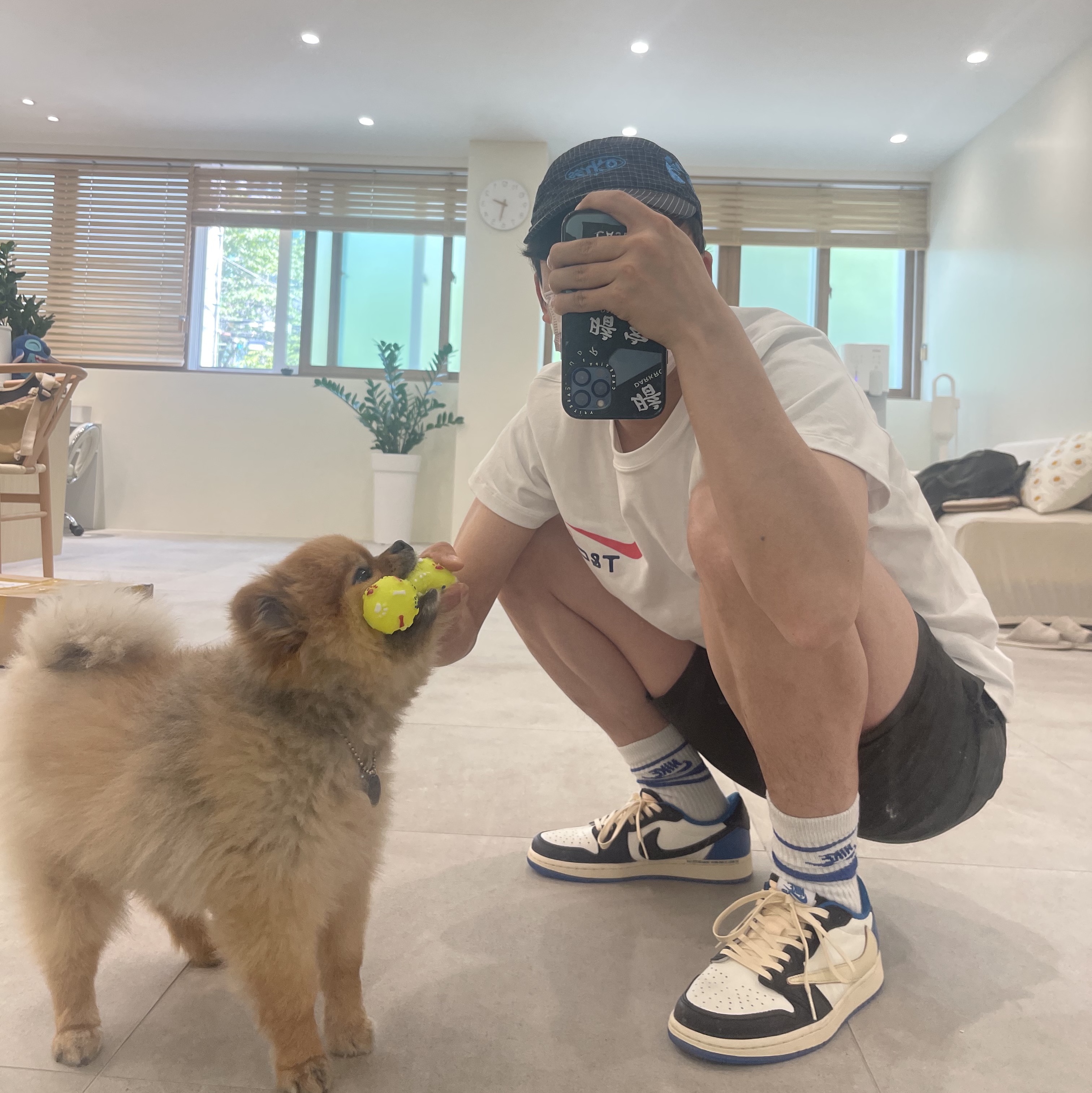 Jordan 1 x Travis Scott x Fragment Retro Low OG SP Military Blue, Nike x Drake Nocta x Cactus Plant Flea Market Souvenir Cactus T-Shirt White (DR2630-100) 착용 스타일 - 1