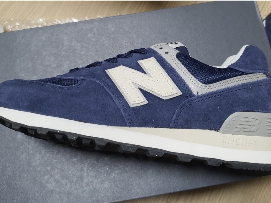 New Balance 574 Classics Reimagined Navy 착용 스타일 - 2