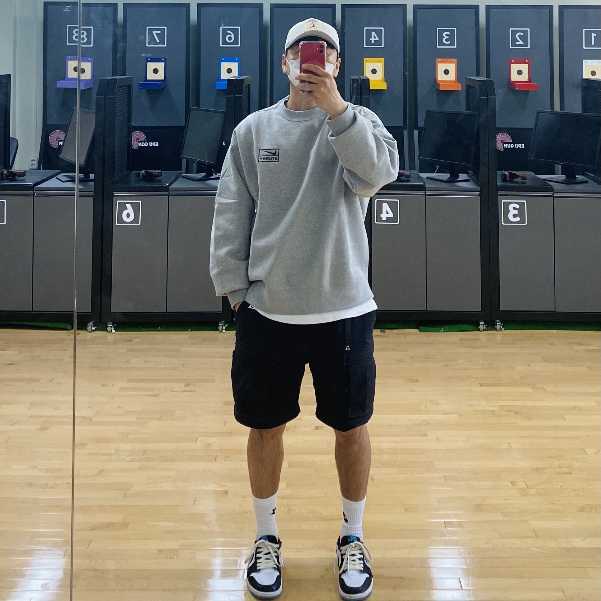 Nike x Stussy NRG Fleece Crewneck Dark Grey Heather (DO9337-063), Nike ACG Smith Summit Cargo Pants Black Summit White - Asia 착용 스타일