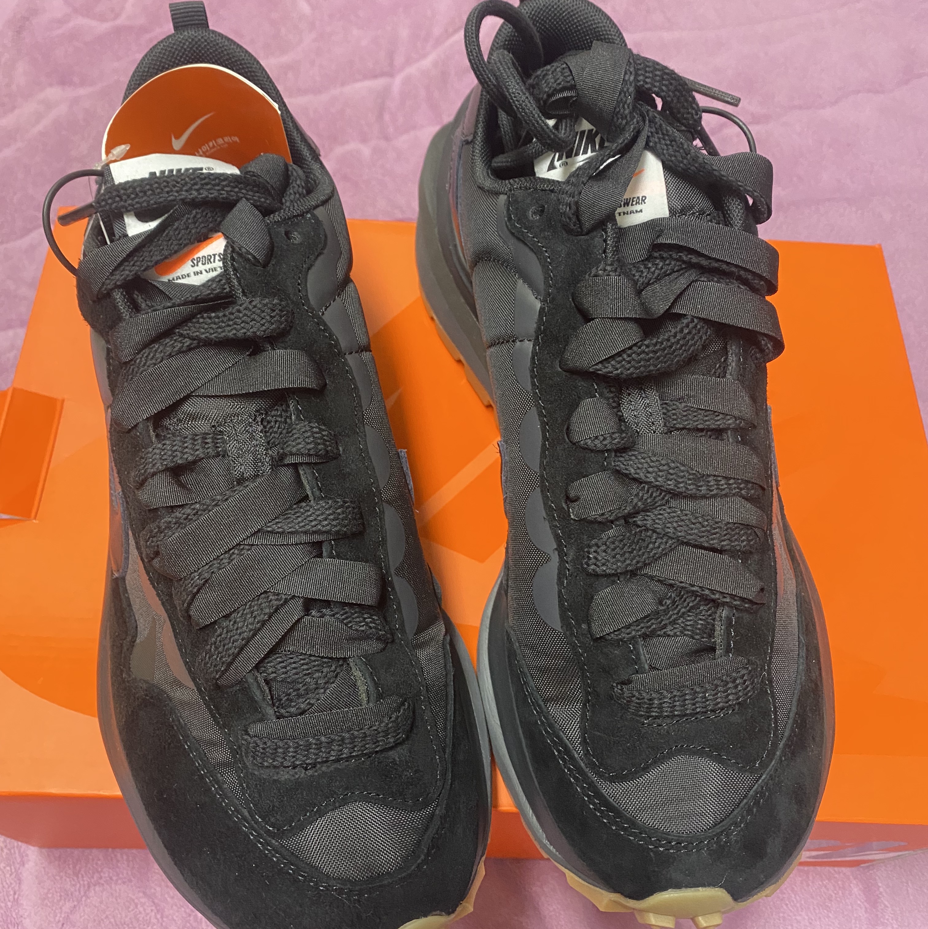 Nike x Sacai VaporWaffle Black and Gum 착용 스타일 - 1