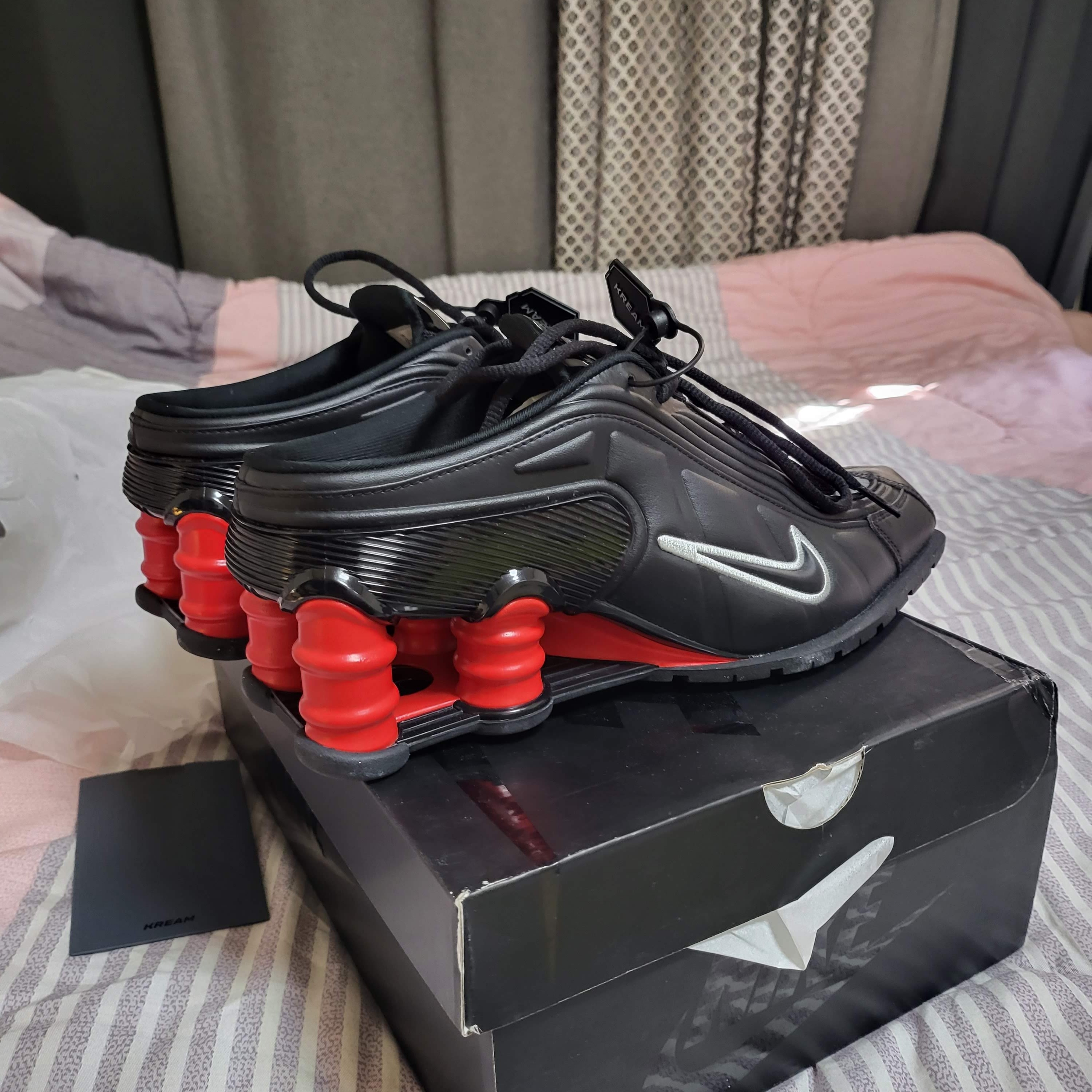 Nike x Martine Rose Shox MR4 Black 착용 스타일 - 3