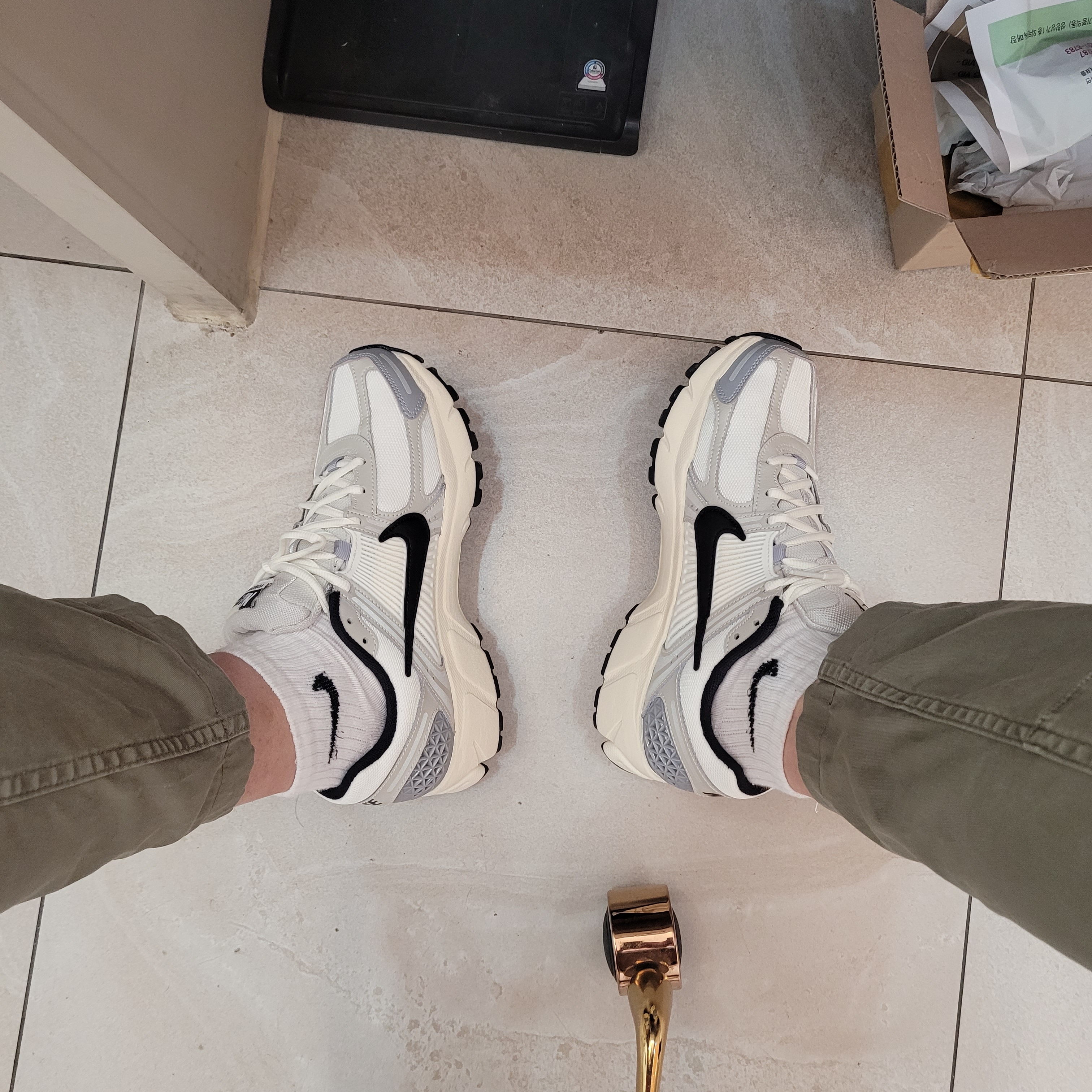 (W) Nike Zoom Vomero 5 Wolf Grey and Black 착용 스타일