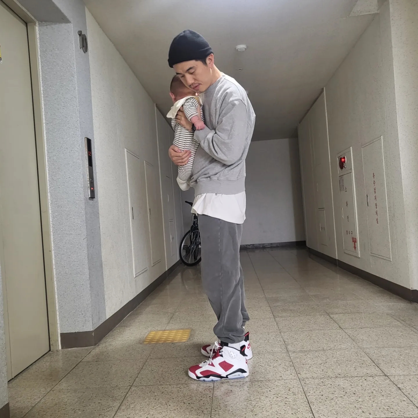 Jordan 6 Retro Carmine 2021 착용 스타일 - 4