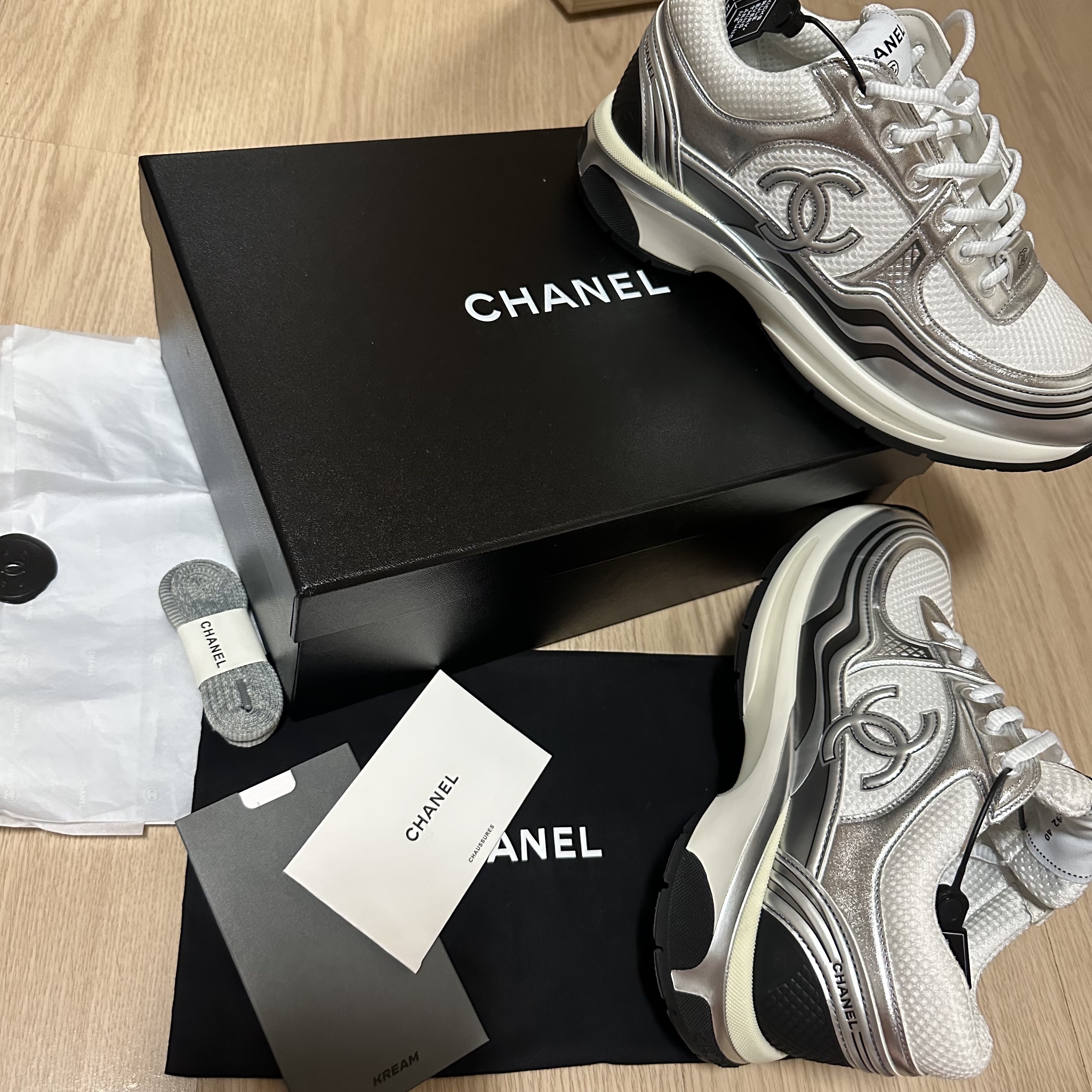 Chanel Sneakers Fabric Laminated & White Silver 착용 스타일
