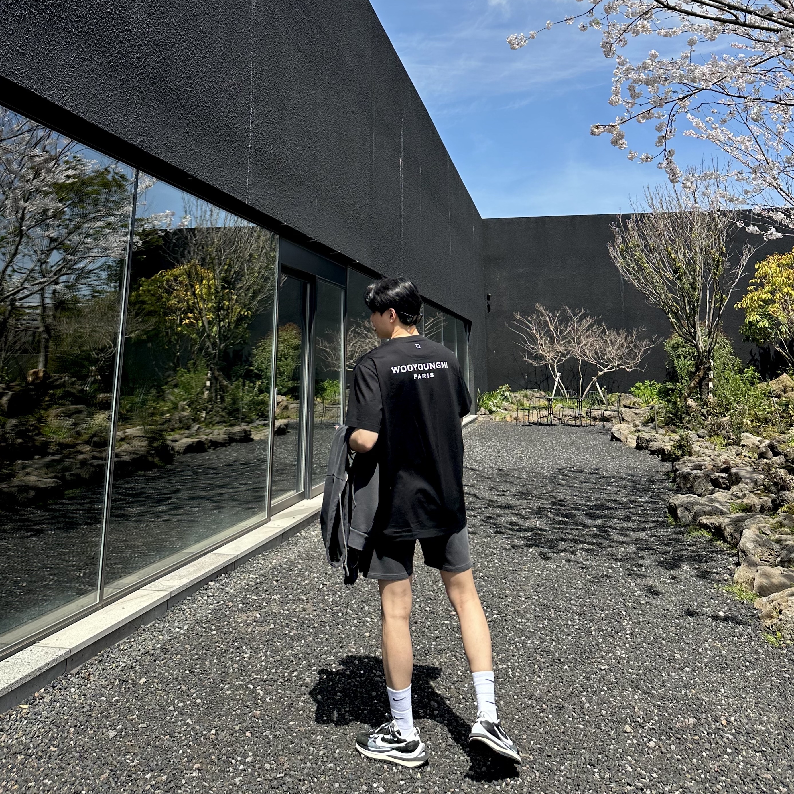 Wooyoungmi White Back Logo T-Shirt Black - 22FW, Nike x Sacai VaporWaffle Black White 착용 스타일