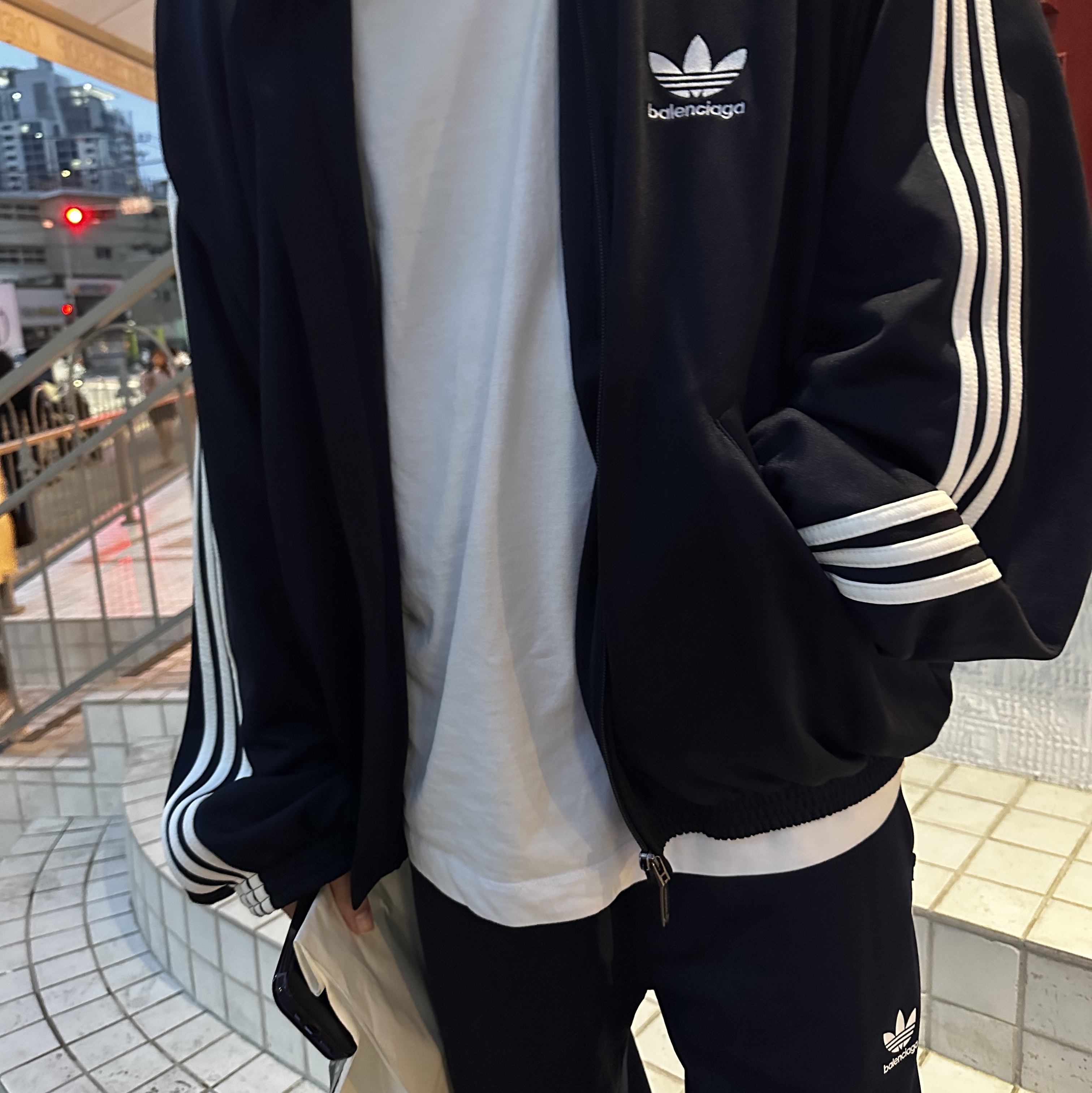 Balenciaga x Adidas Cotton Terry Jersey Tracksuit Jacket Navy Blue, Balenciaga x Adidas Cropped Sweatpants Navy Blue 착용 스타일