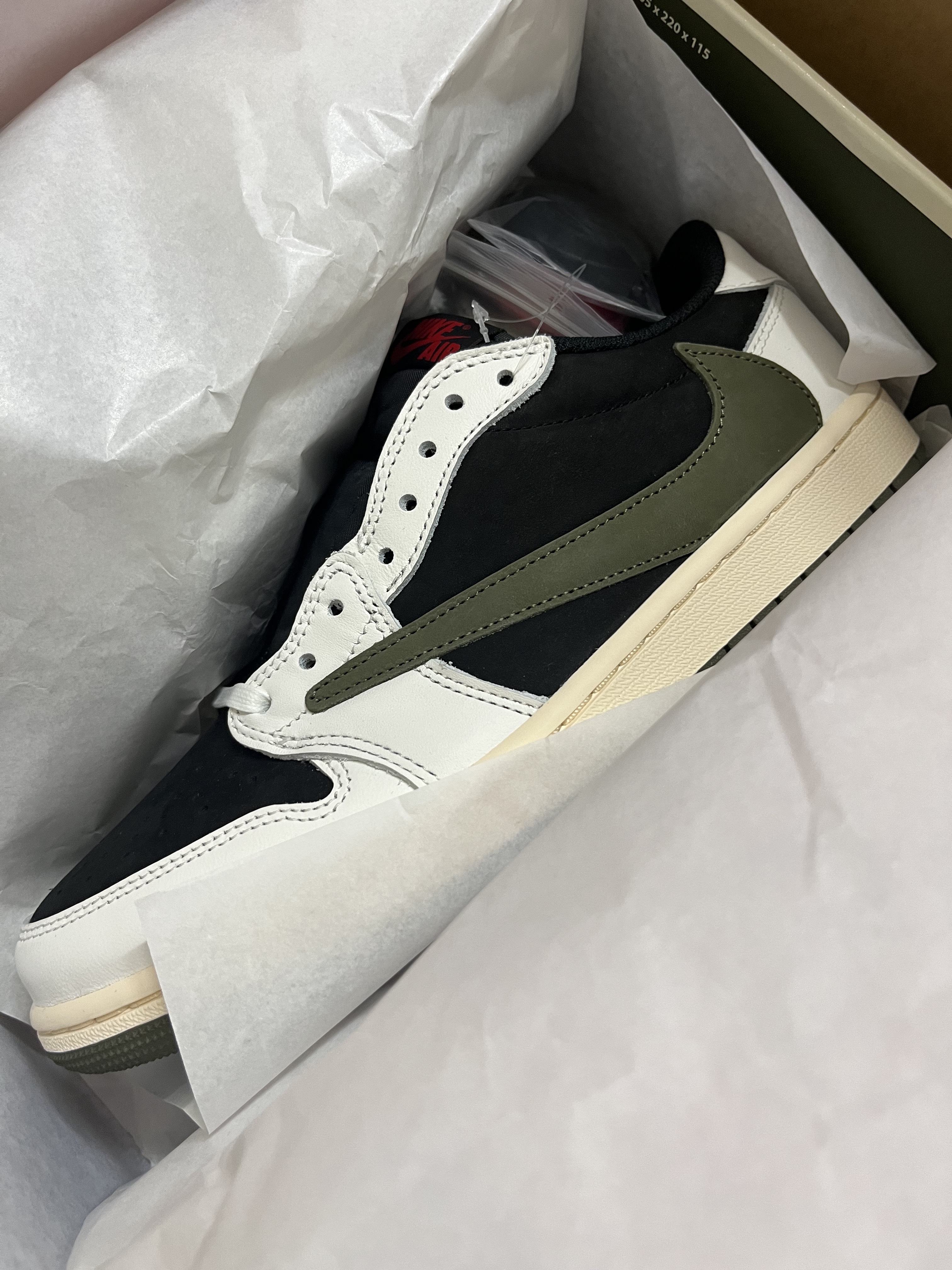 (W) Jordan 1 x Travis Scott Retro Low OG SP Medium Olive 착용 스타일