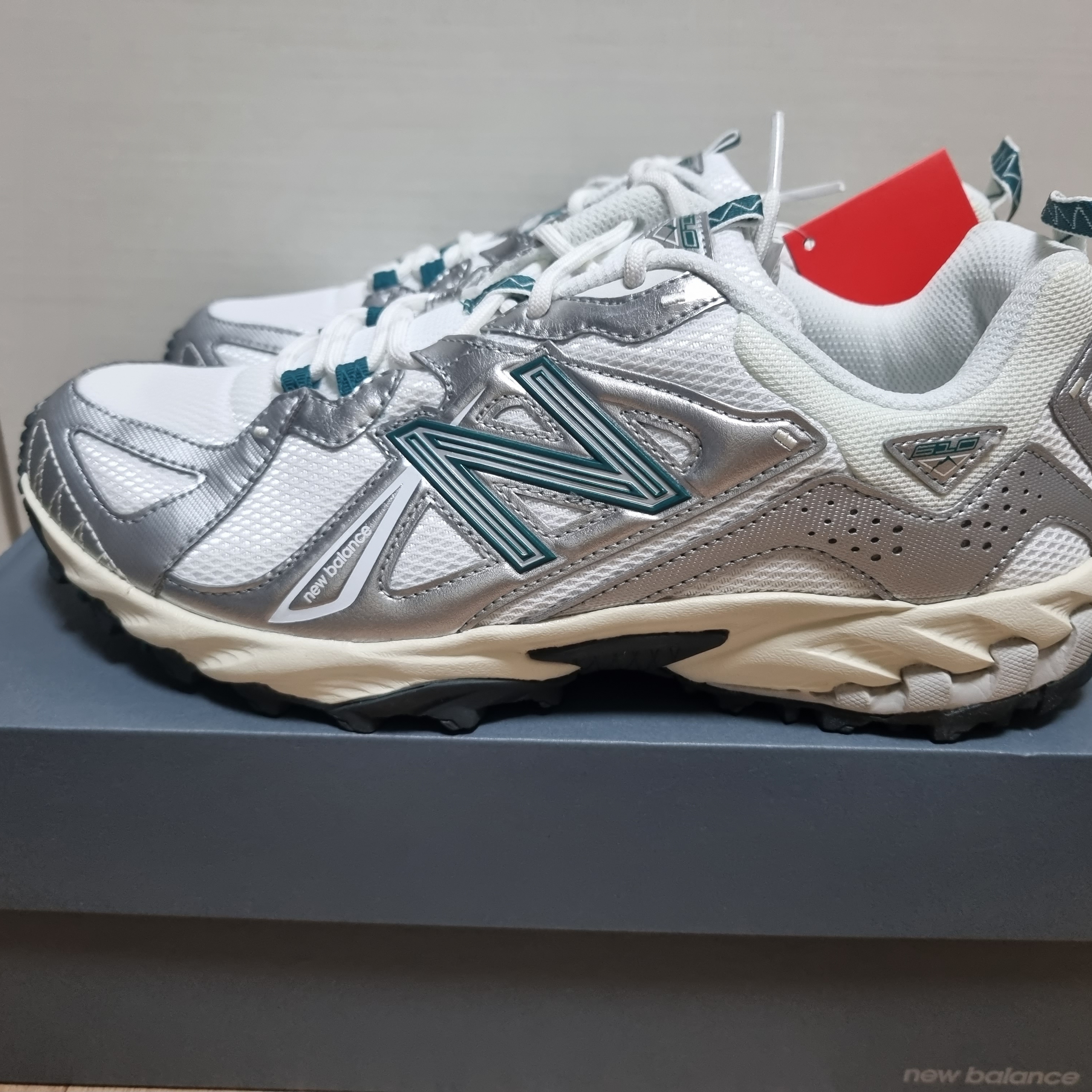 New Balance ML610T Metallic Silver - D Standard 착용 스타일