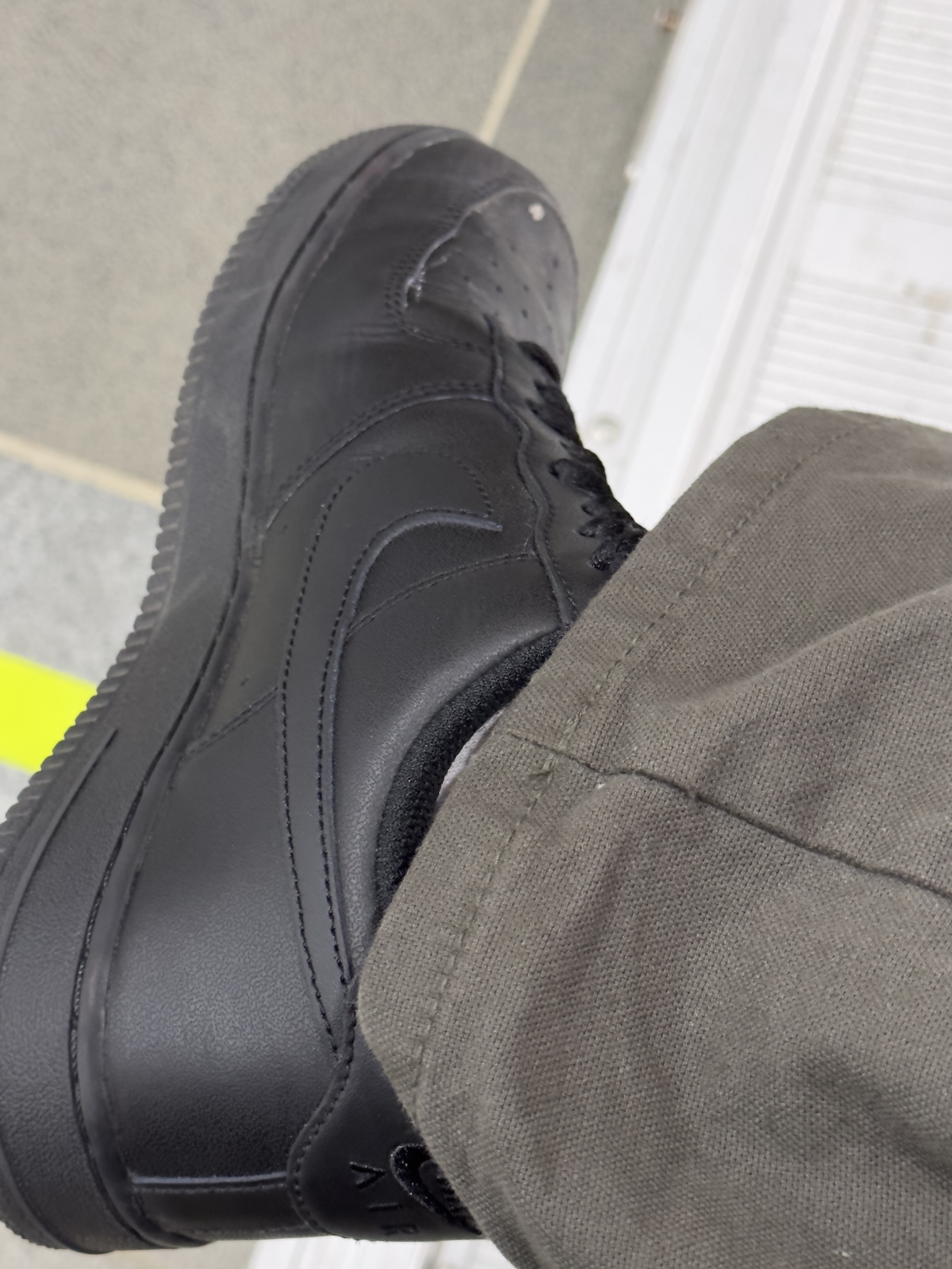 Nike Air Force 1 '07 Low Triple Black 착용 스타일 - 2