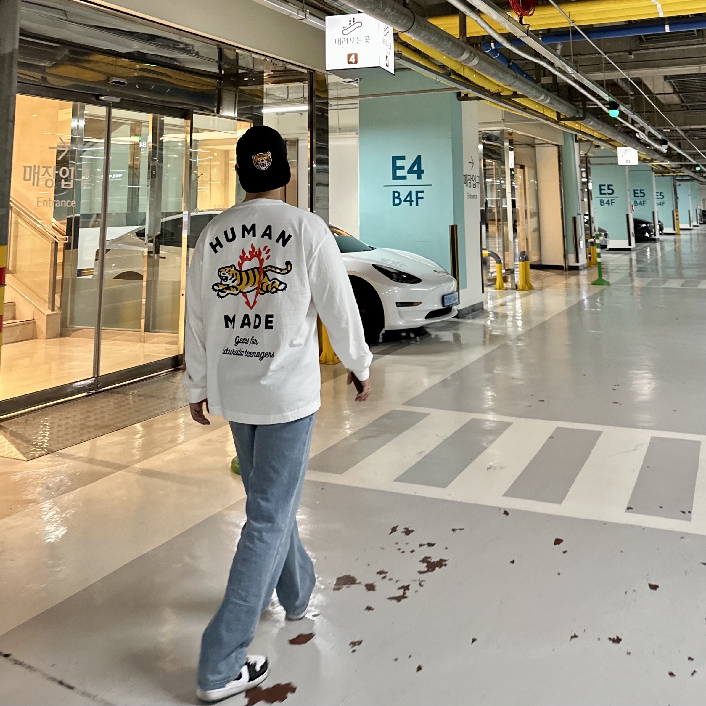 Human Made Graphic L/S T-Shirt #3 White, Human Made 6 Panel Twill Cap #1 Black 착용 스타일