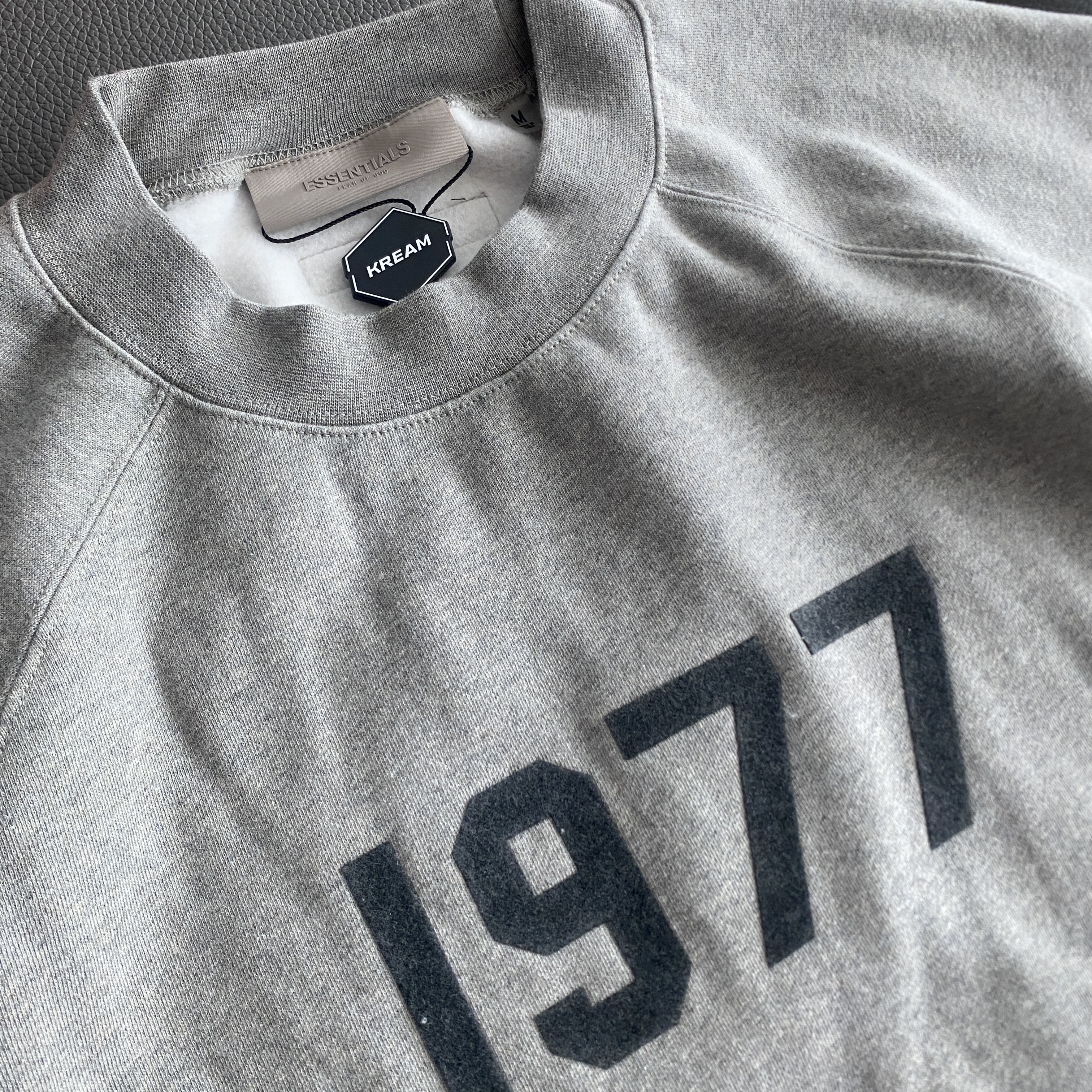 Essentials 1977 Crewneck Sweatshirt Dark Oatmeal - 22SS 착용 스타일 - 1