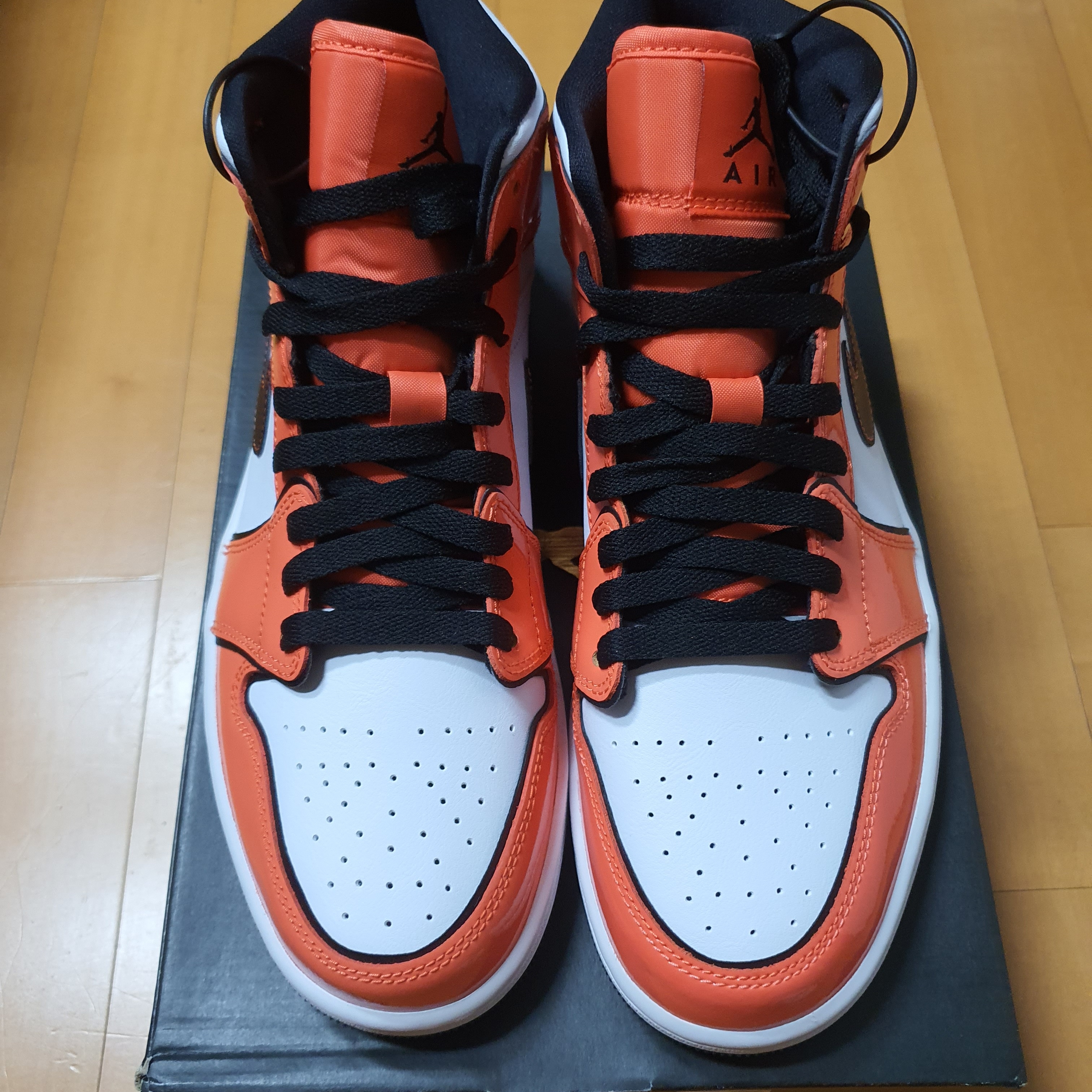 Jordan 1 Mid SE Turf Orange 착용 스타일