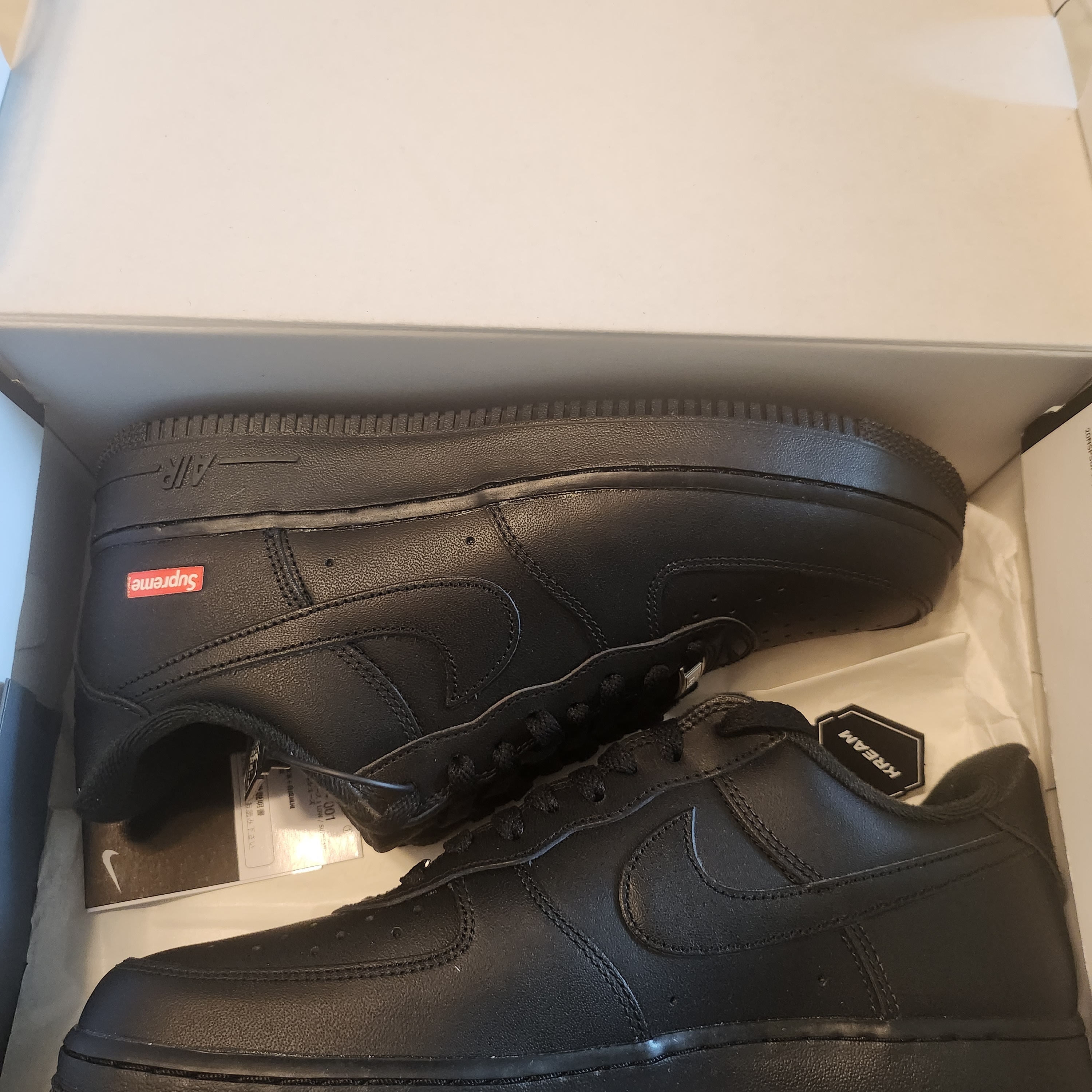 Nike x Supreme Air Force 1 Low Black 착용 스타일 - 1