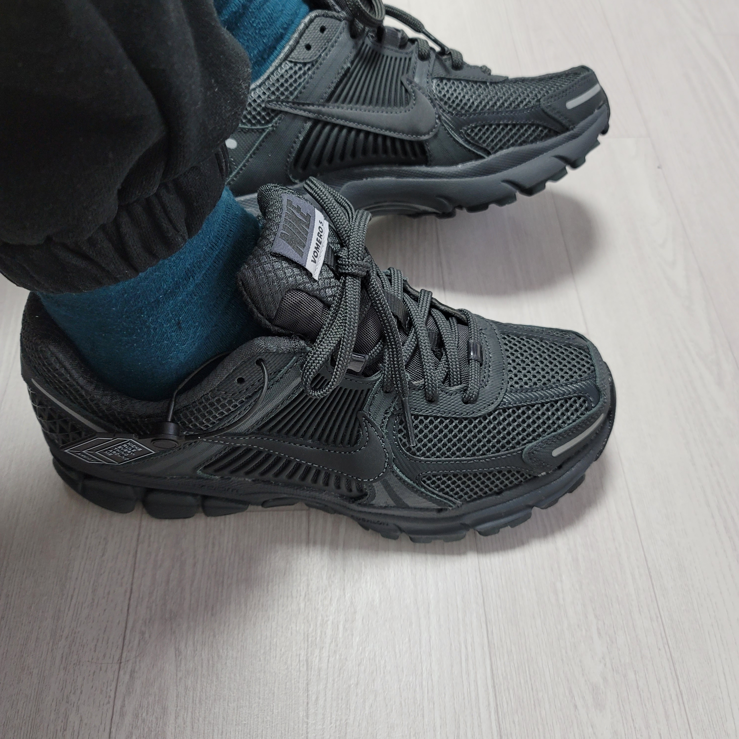 Nike Zoom Vomero 5 SP Anthracite 2023 착용 스타일 - 1