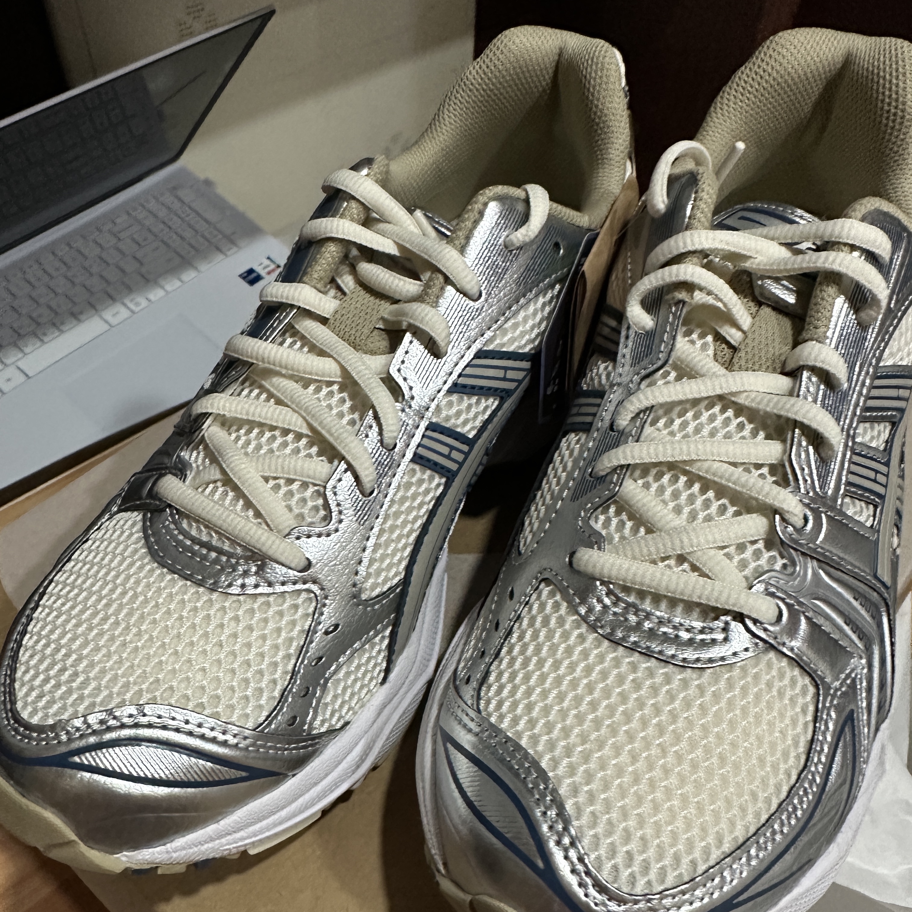 Asics Gel-Kayano 14 Cream Pure Silver 착용 스타일