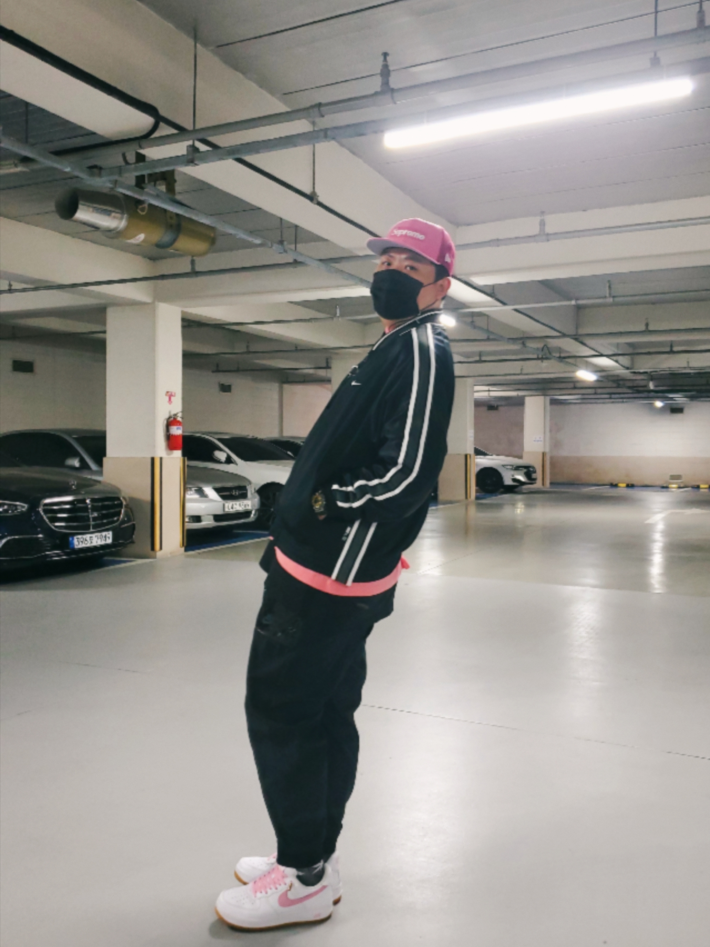 Supreme Box Logo Mesh Back New Era Pink - 22SS, Nike Air Force 1 Low Retro Color of the Month White Pink 착용 스타일 - 2