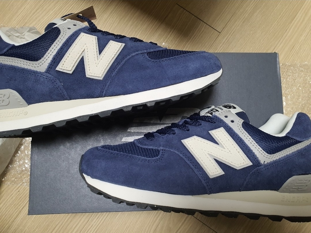 New Balance 574 Classics Reimagined Navy 착용 스타일 - 1