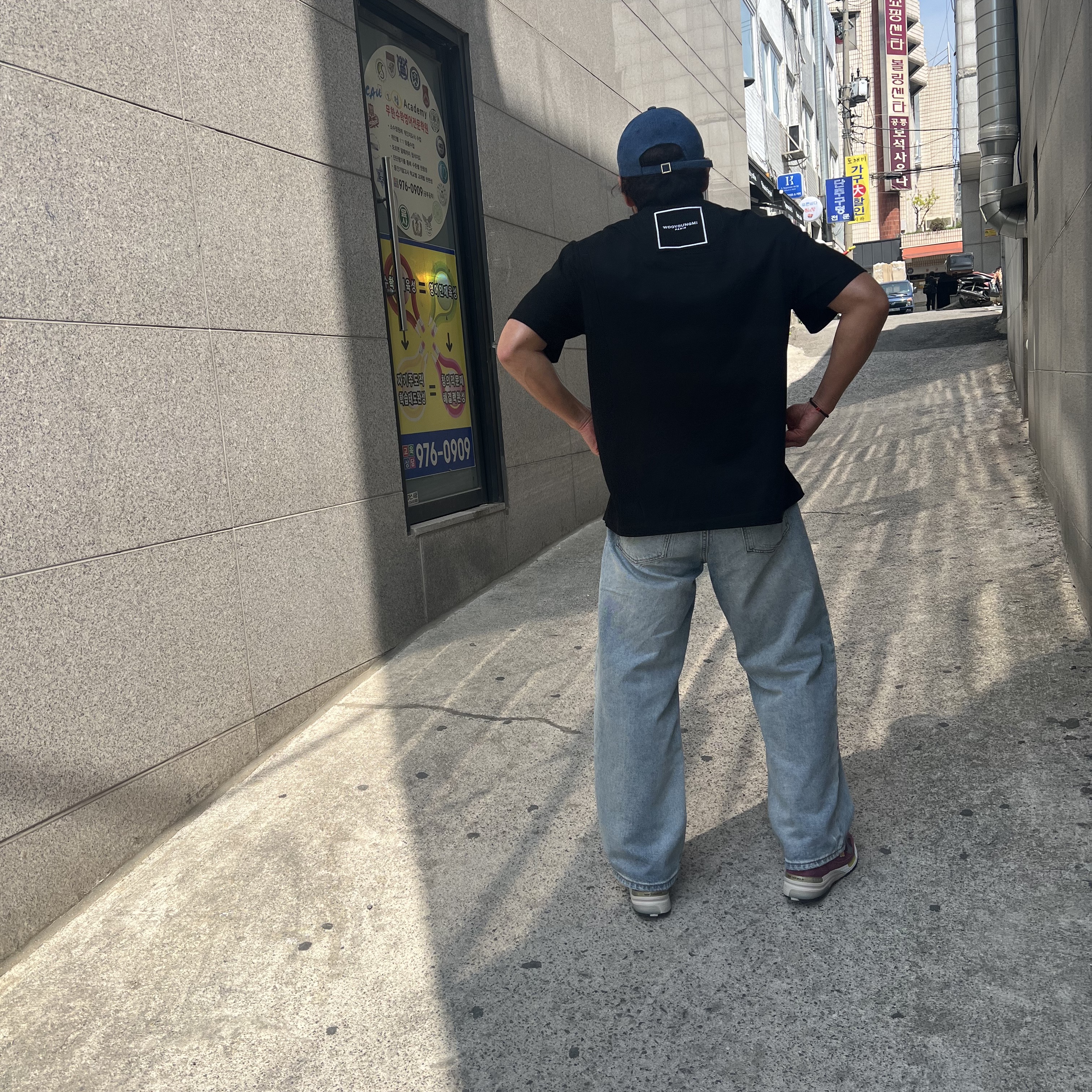 Wooyoungmi Black Embroidered Logo Ball Cap Blue Denim - 22FW, Wooyoungmi Square Label T-Shirt Black - 22FW 착용 스타일 - 1
