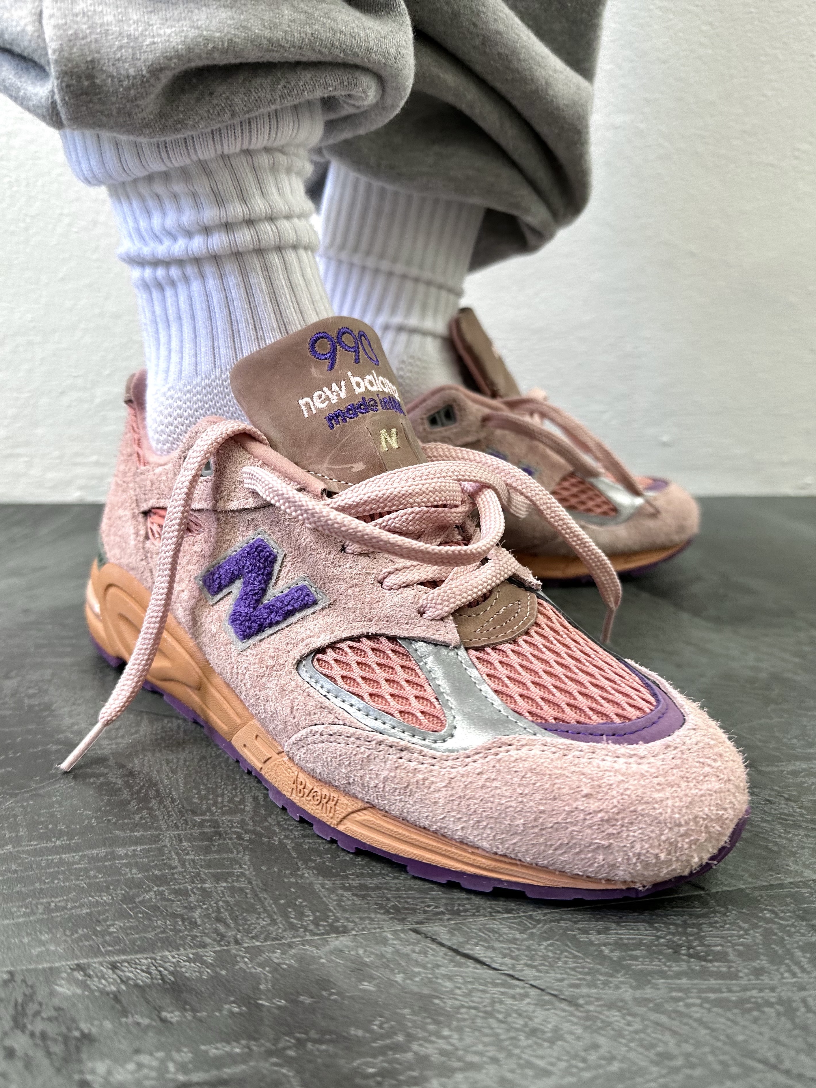 New Balance x Salehe Bembury 990v2 Made in USA Misty Rose 착용 스타일