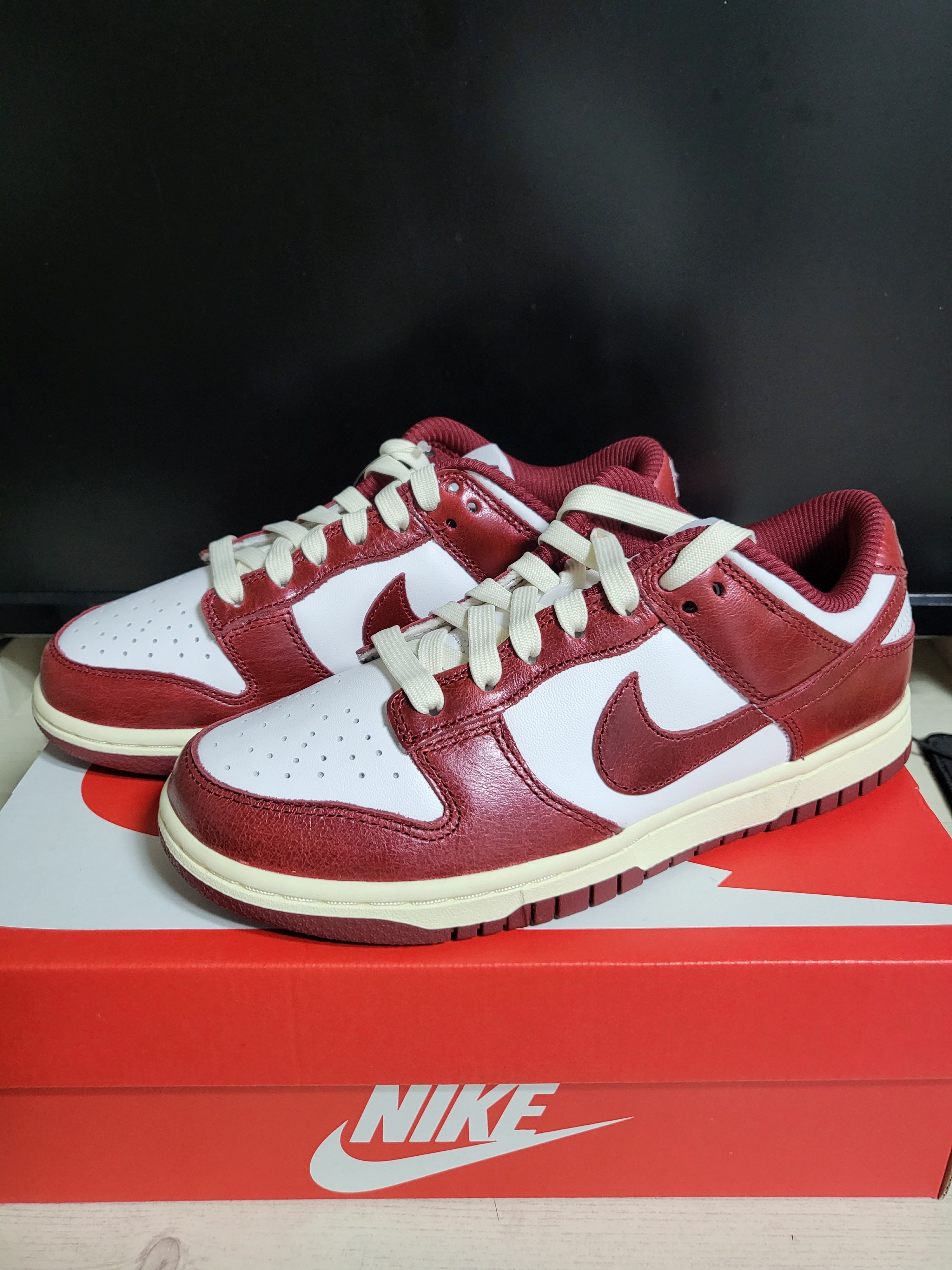 (W) Nike Dunk Low Retro PRM Team Red and White 착용 스타일