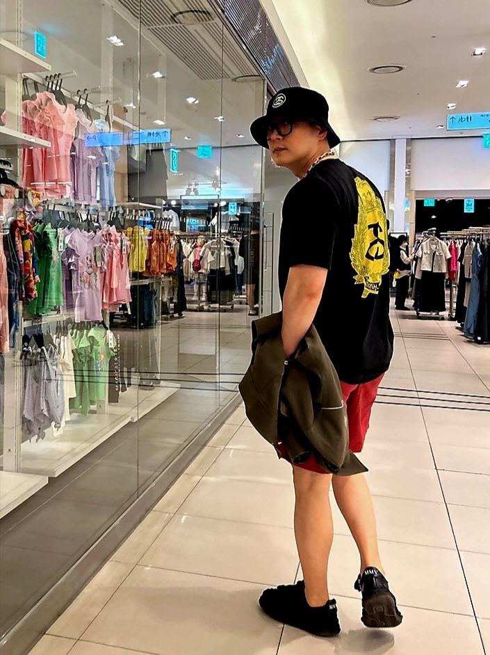 Stussy SS Link Deep Bucket Hat Black, Stussy Crown Wreath Pigment Dyed T-Shirt Black 착용 스타일 - 2