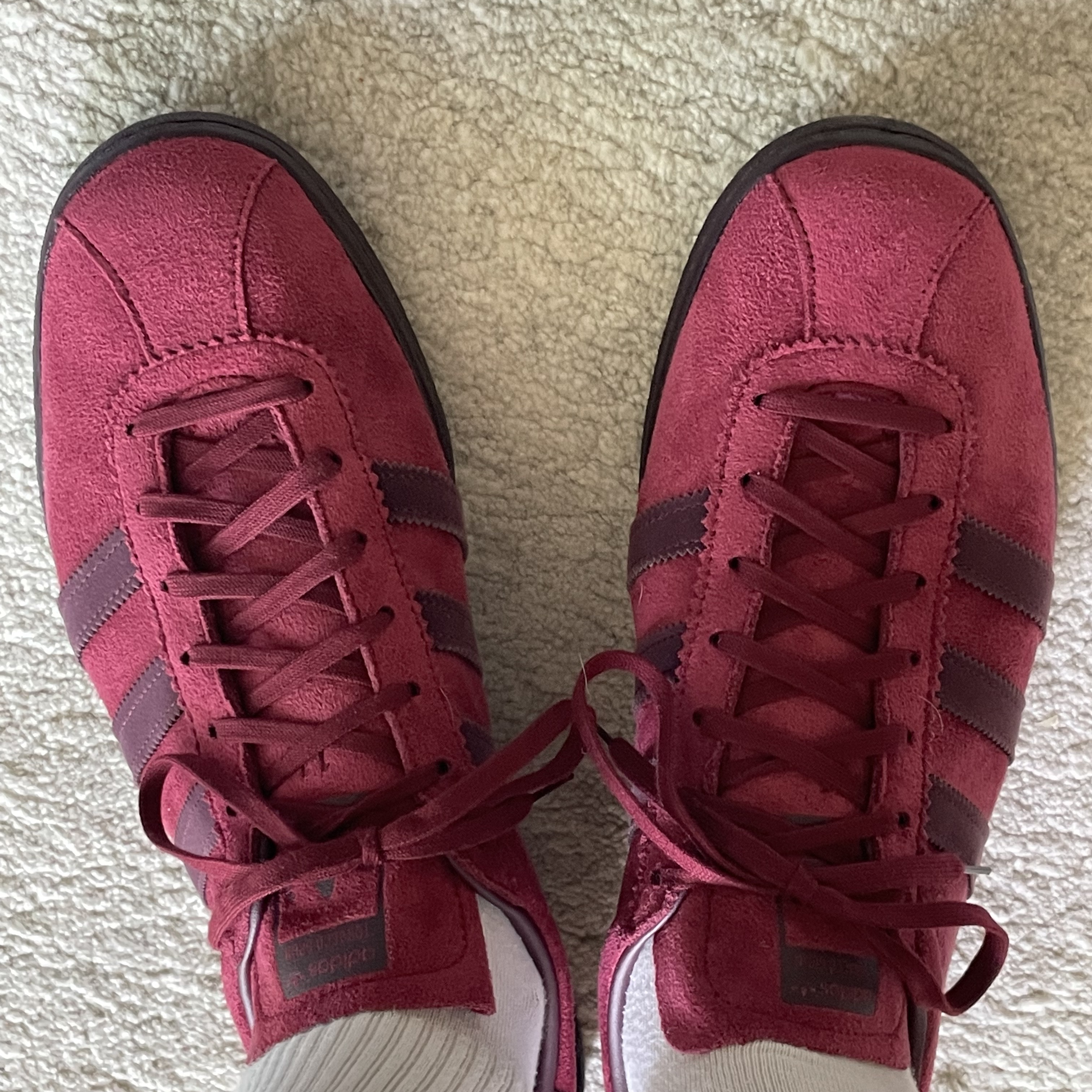 Adidas Tobacco Gruen Collegiate Burgundy 착용 스타일 - 2