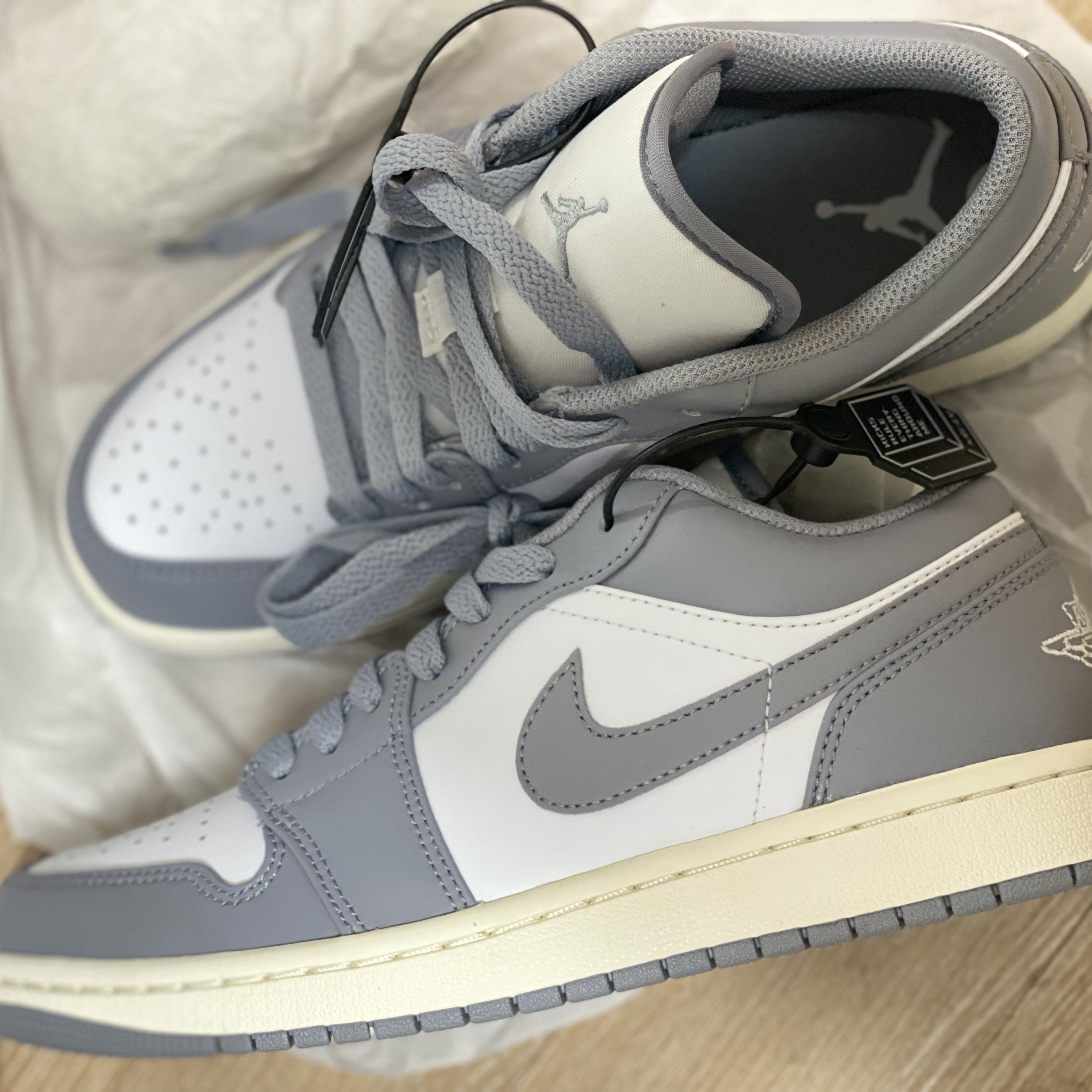 Jordan 1 Low Stealth and White 착용 스타일