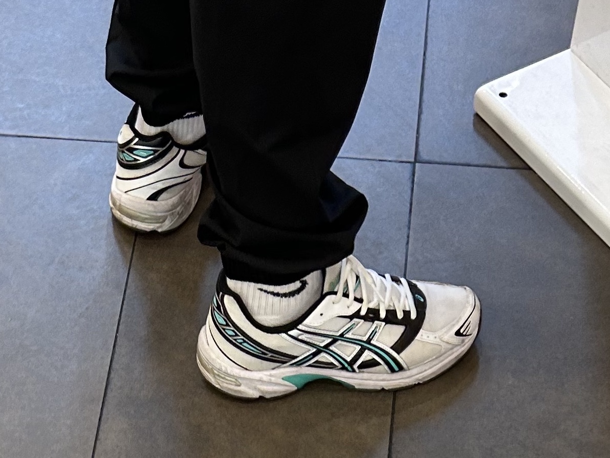 Asics Gel-1130 White Black Mint, Converse x Fear of God Essentials Skid Grip Hi 착용 스타일 - 1