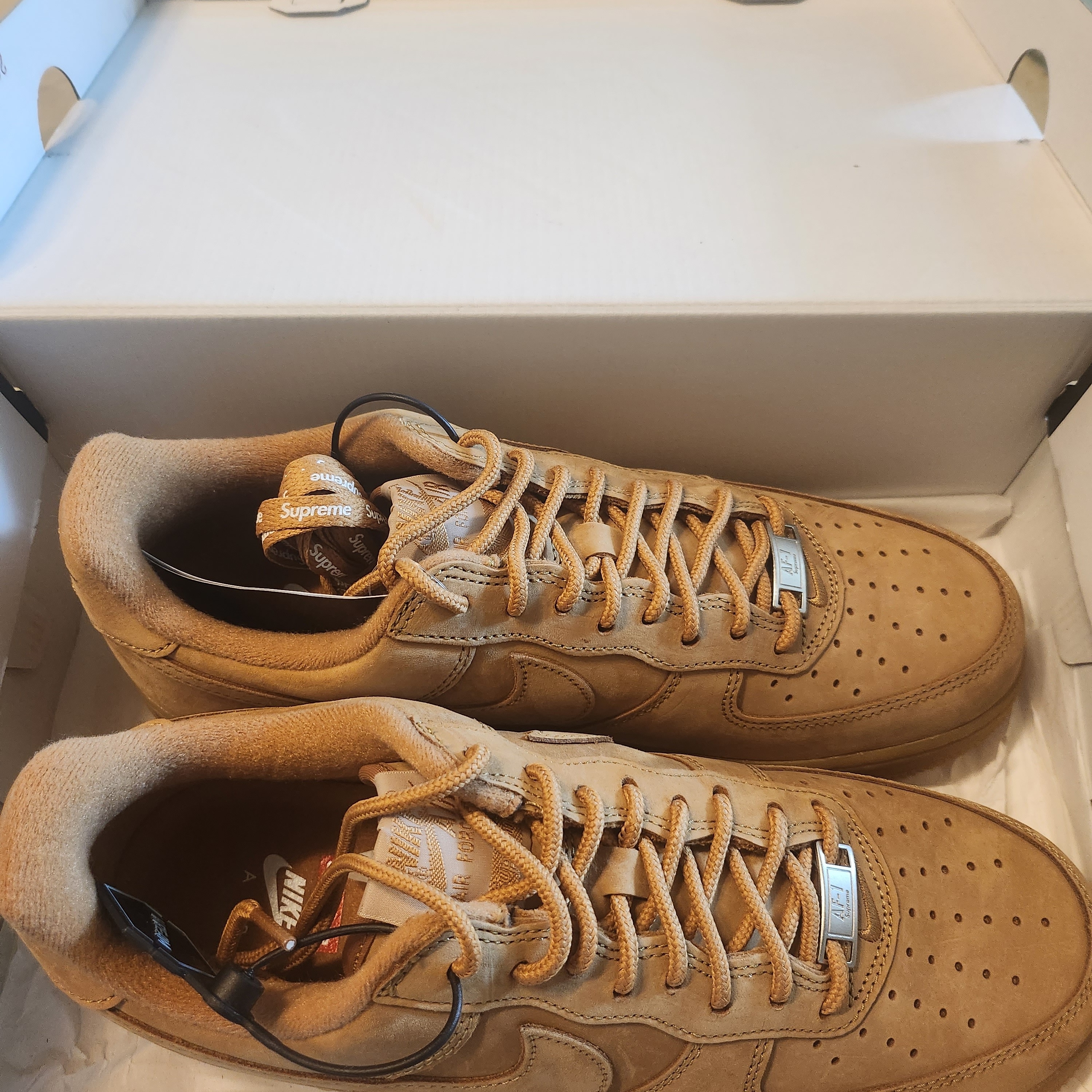Nike x Supreme Air Force 1 Low Flax 착용 스타일